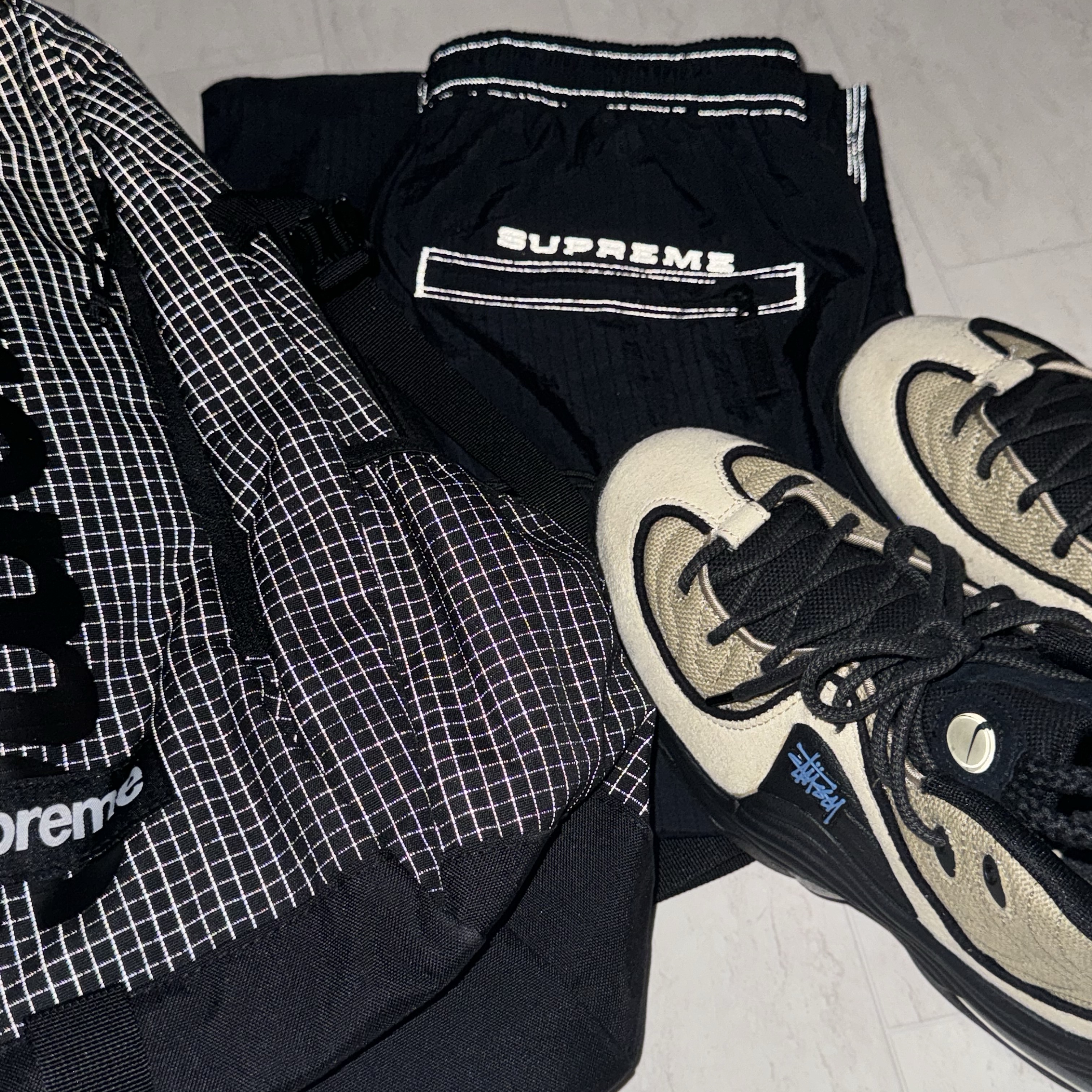Supreme x Nike Ripstop Track Pants Black - 24SS, Supreme Backpack Black - 24SS 착용 스타일 - 1
