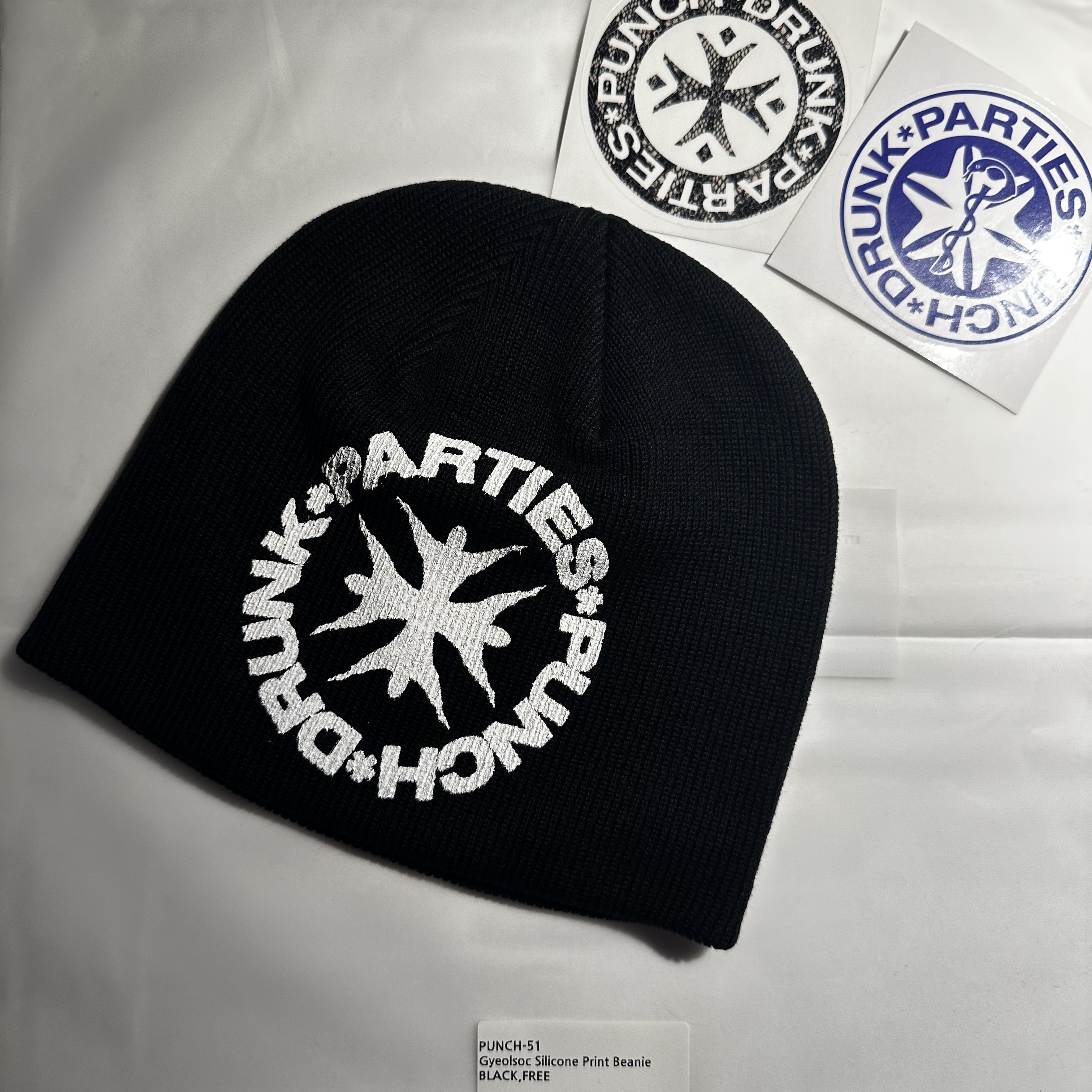 Punch Drunk Parties Gyeolsoc Silicone Print Beanie Black 착용 스타일 - 1