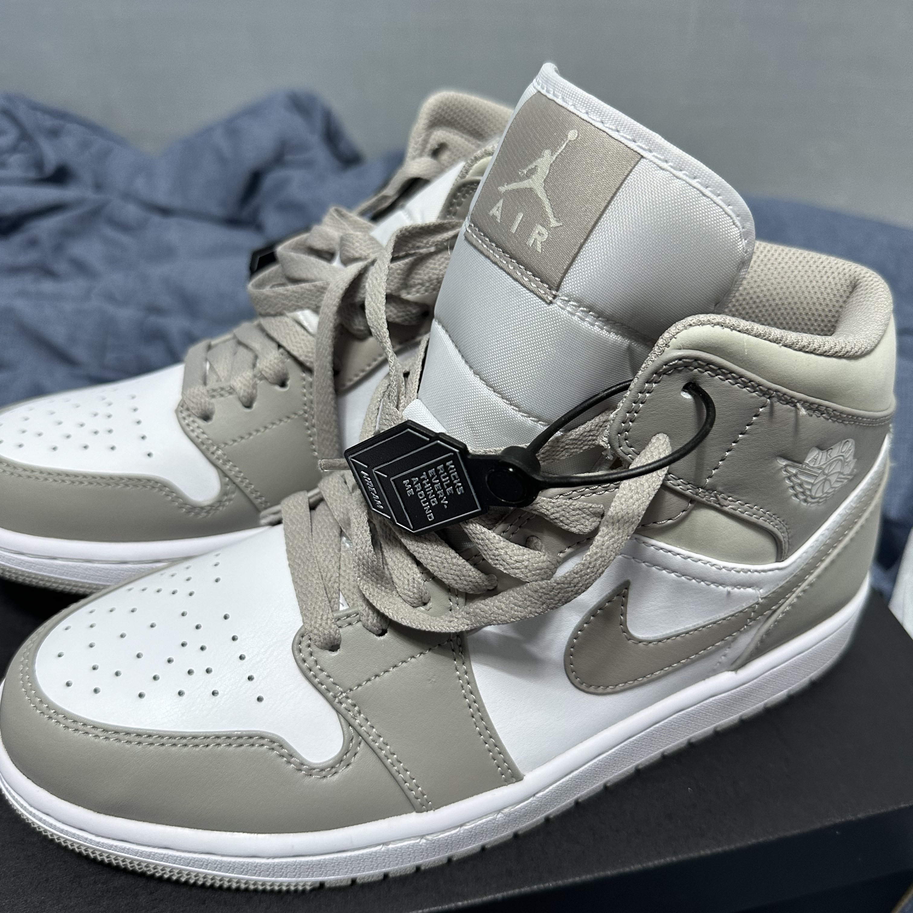 Jordan 1 Mid College Grey 착용 스타일