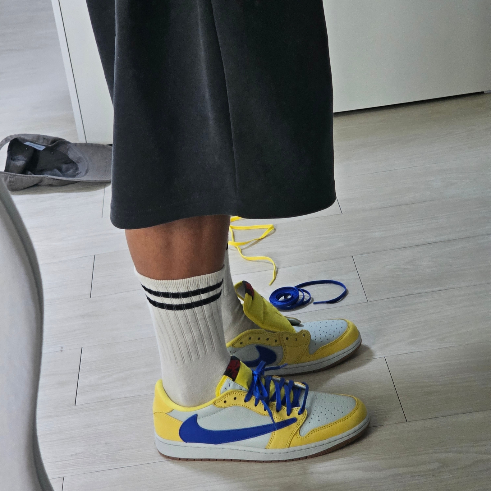 (W) Jordan 1 x Travis Scott Retro Low OG SP Canary 착용 스타일 - 6