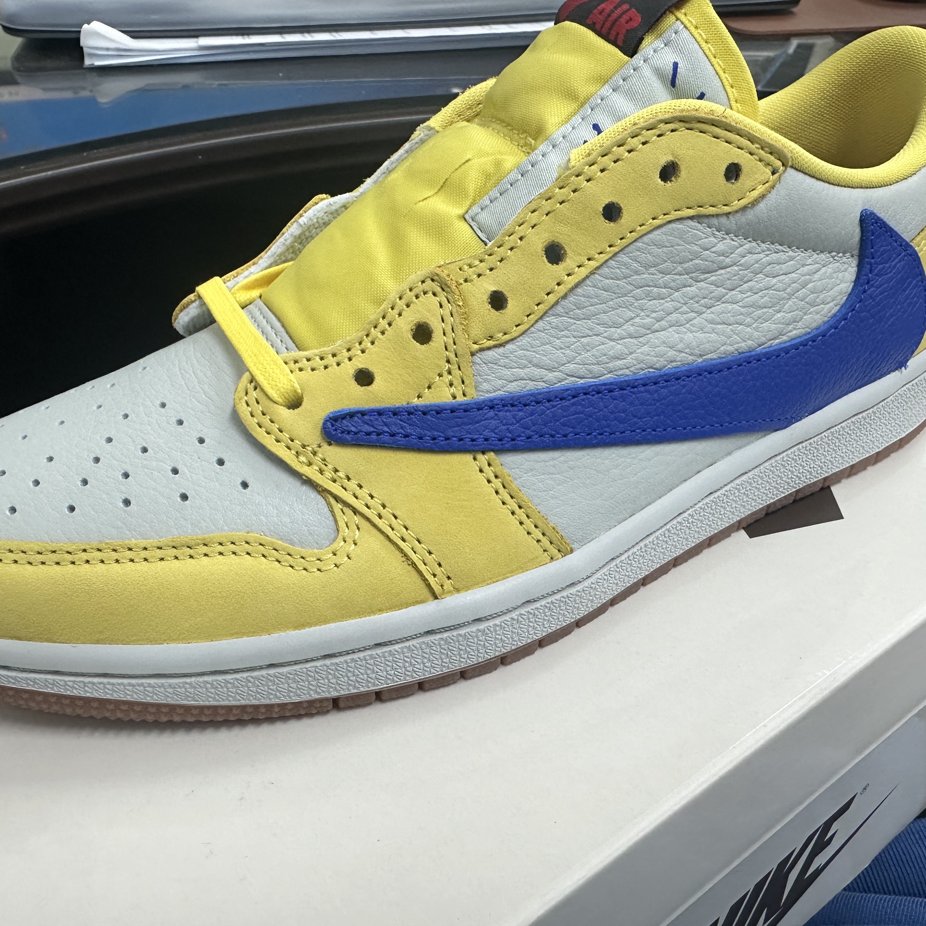 (W) Jordan 1 x Travis Scott Retro Low OG SP Canary 착용 스타일 - 2
