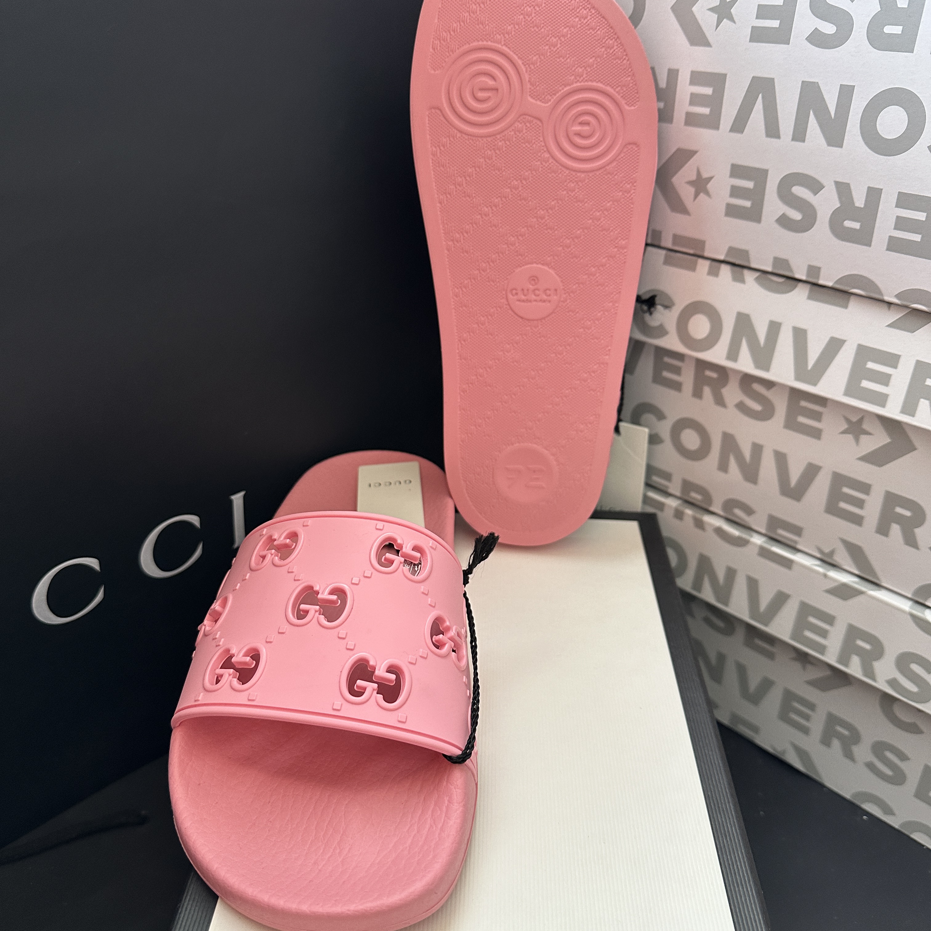 (W) Gucci GG Rubber Slide Sandal Pink 착용 스타일 - 4