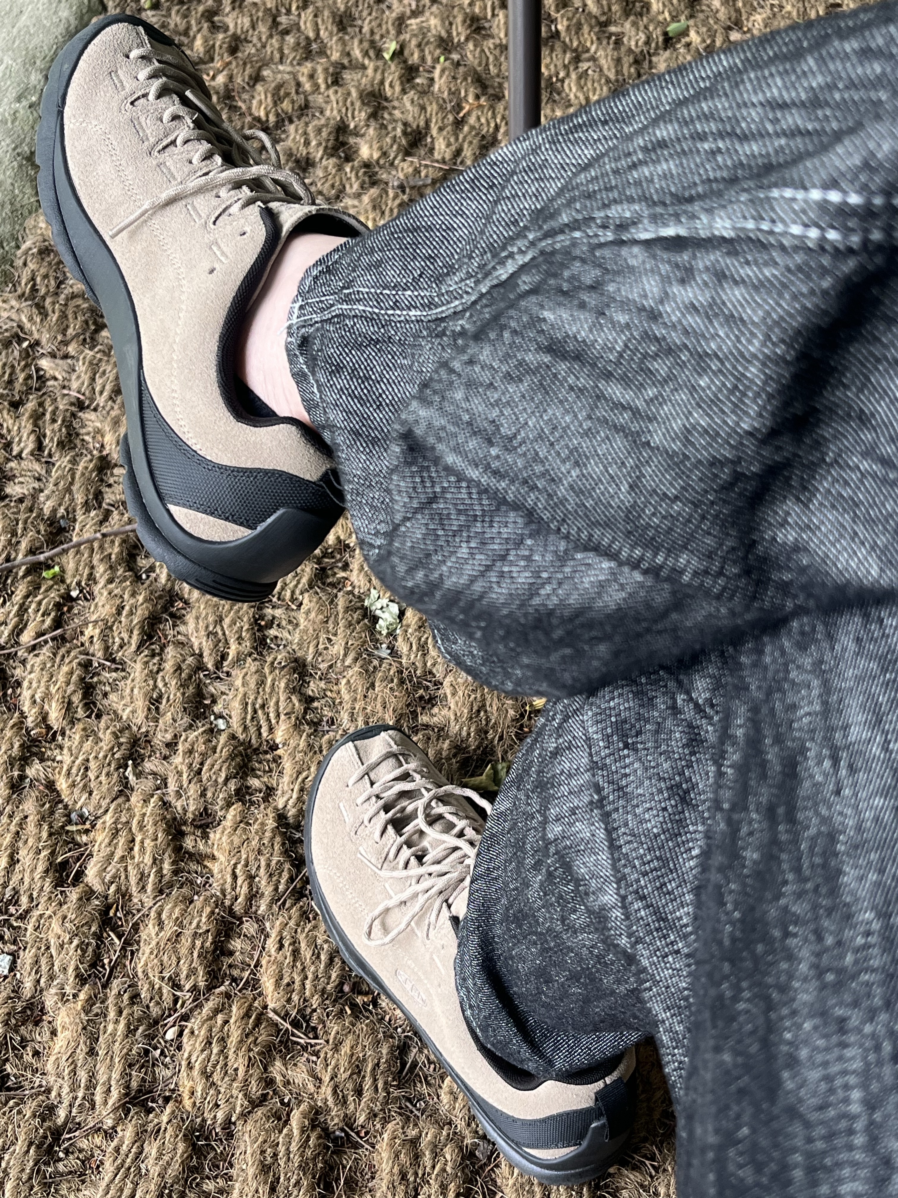 Keen Jasper Suede Sneakers Silver Mink 착용 스타일 - 1