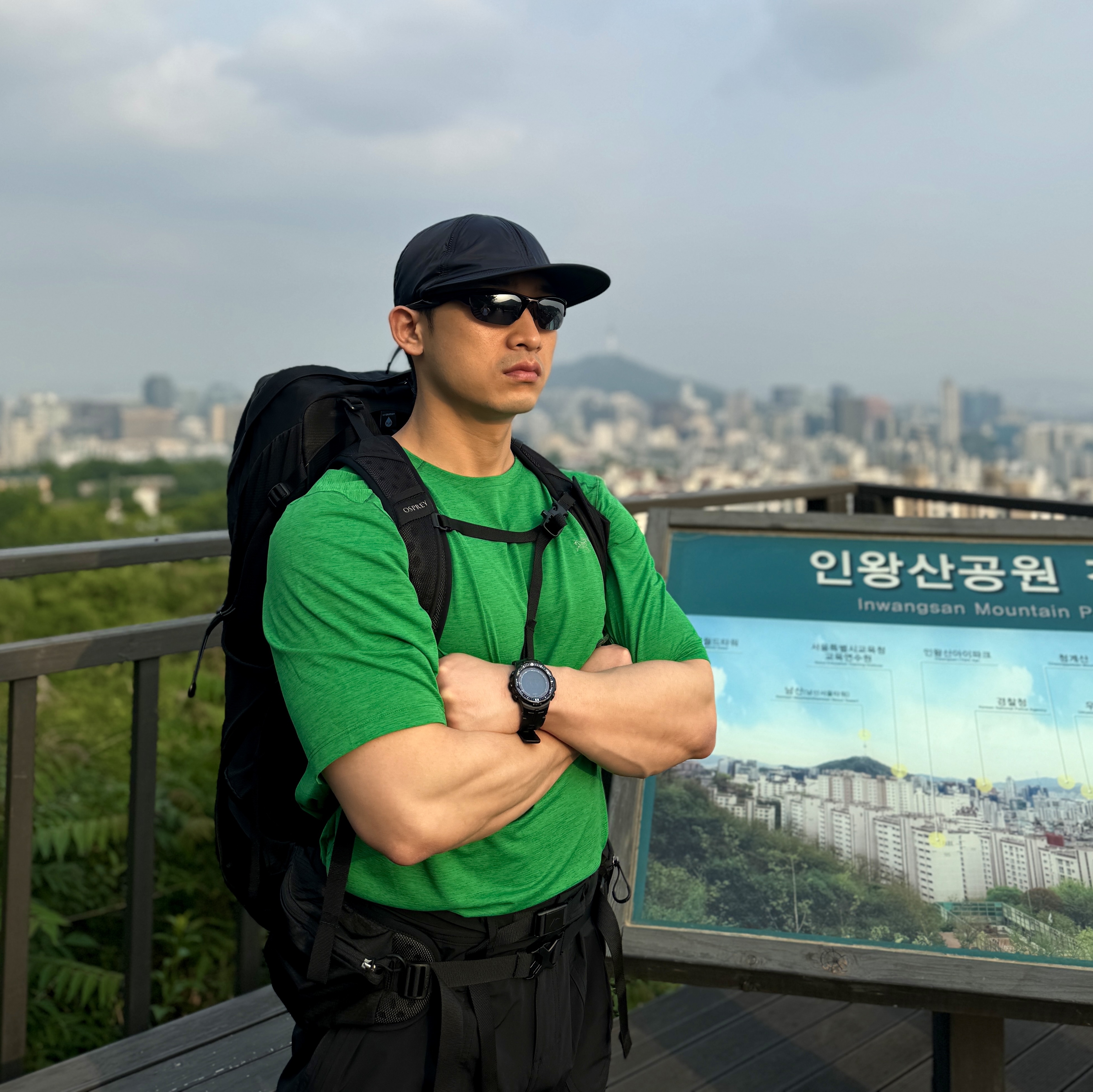 Arc'teryx Cormac Crew SS T-Shirt Forage, Oakley RadaLock Path Polished Black Frame Prizm Black Lenses Low Bridge Fit 착용 스타일 - 1