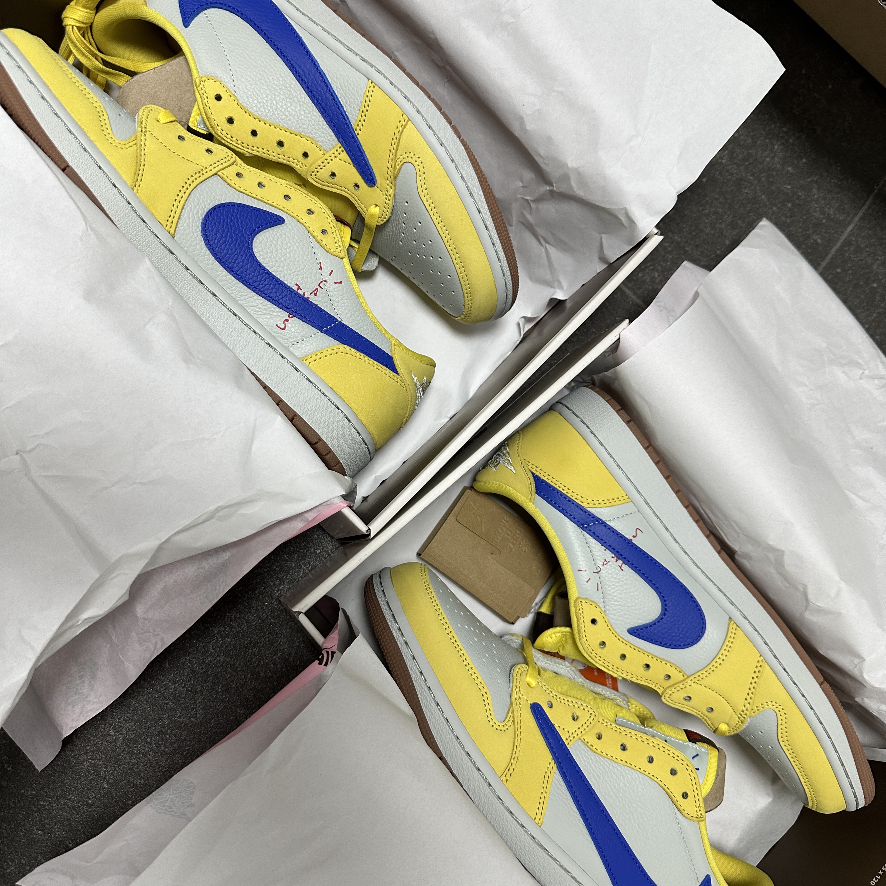 (W) Jordan 1 x Travis Scott Retro Low OG SP Canary 착용 스타일 - 2