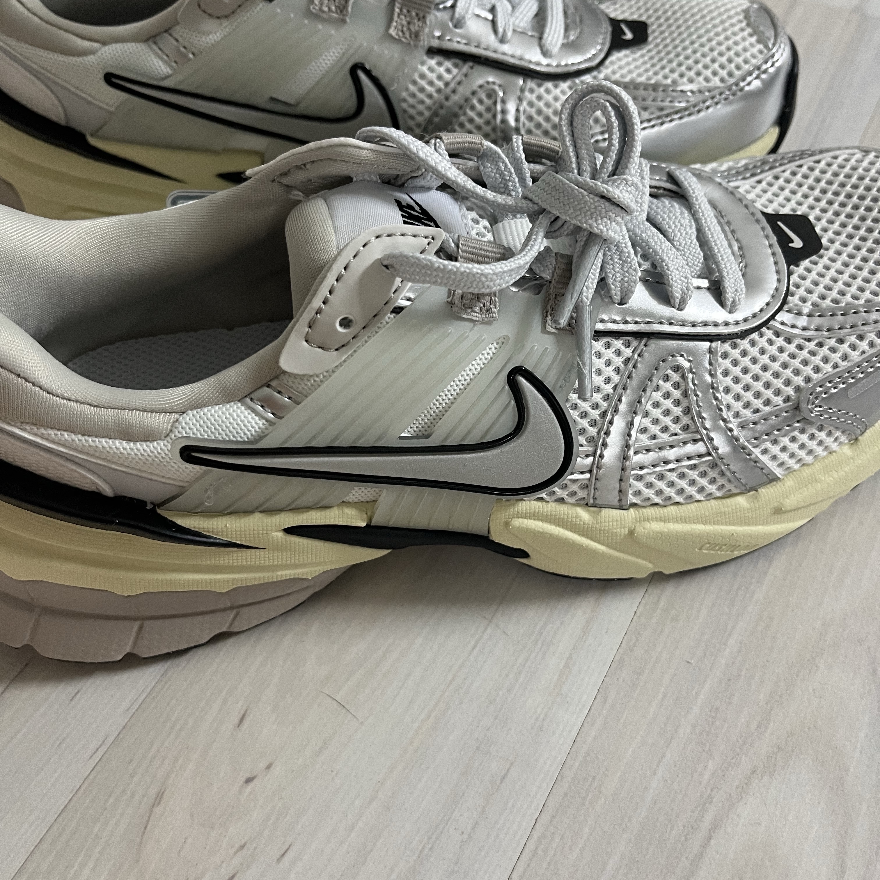Nike V2K Run Summit White Metallic Silver 착용 스타일