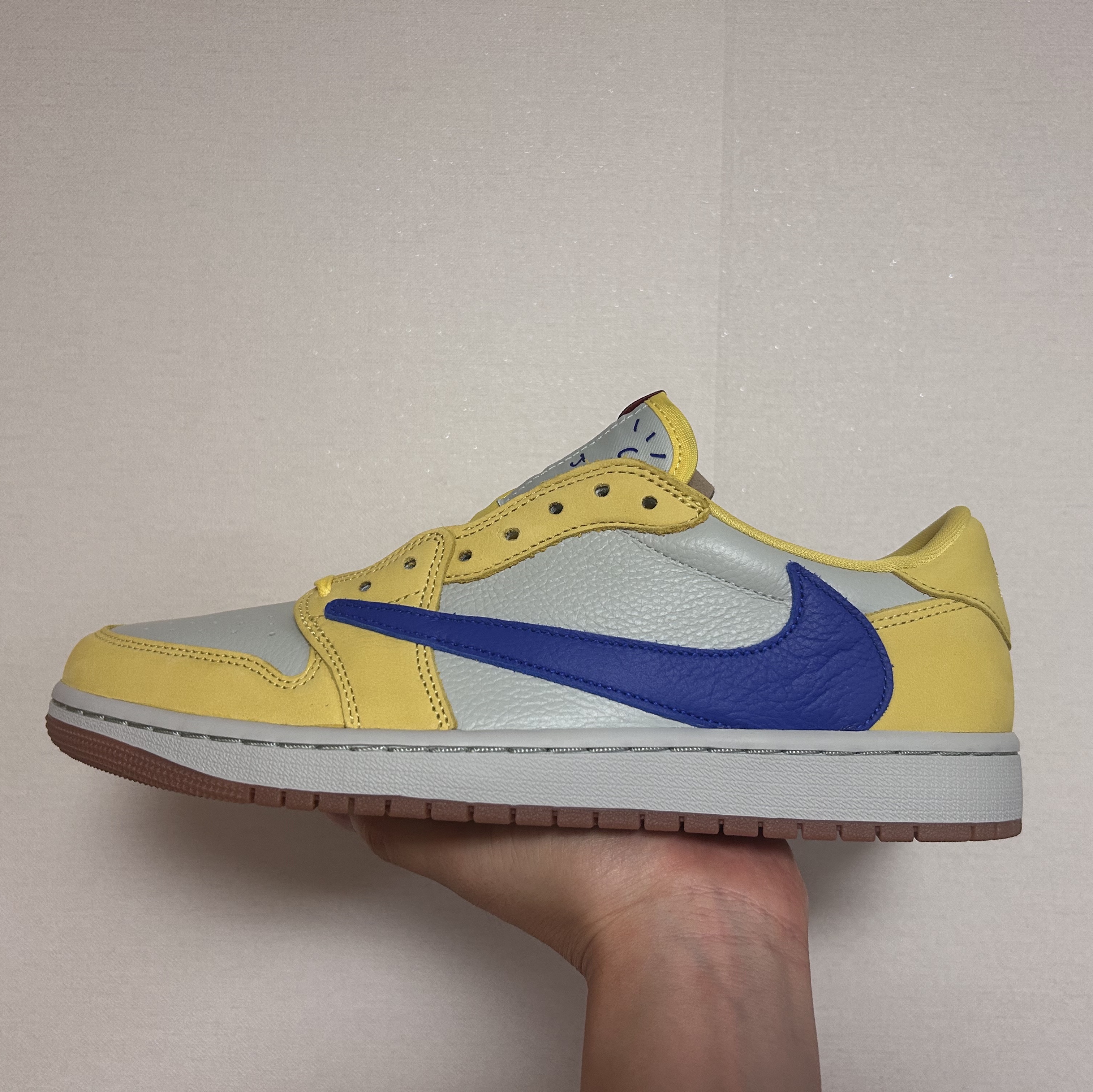 (W) Jordan 1 x Travis Scott Retro Low OG SP Canary 착용 스타일 - 1