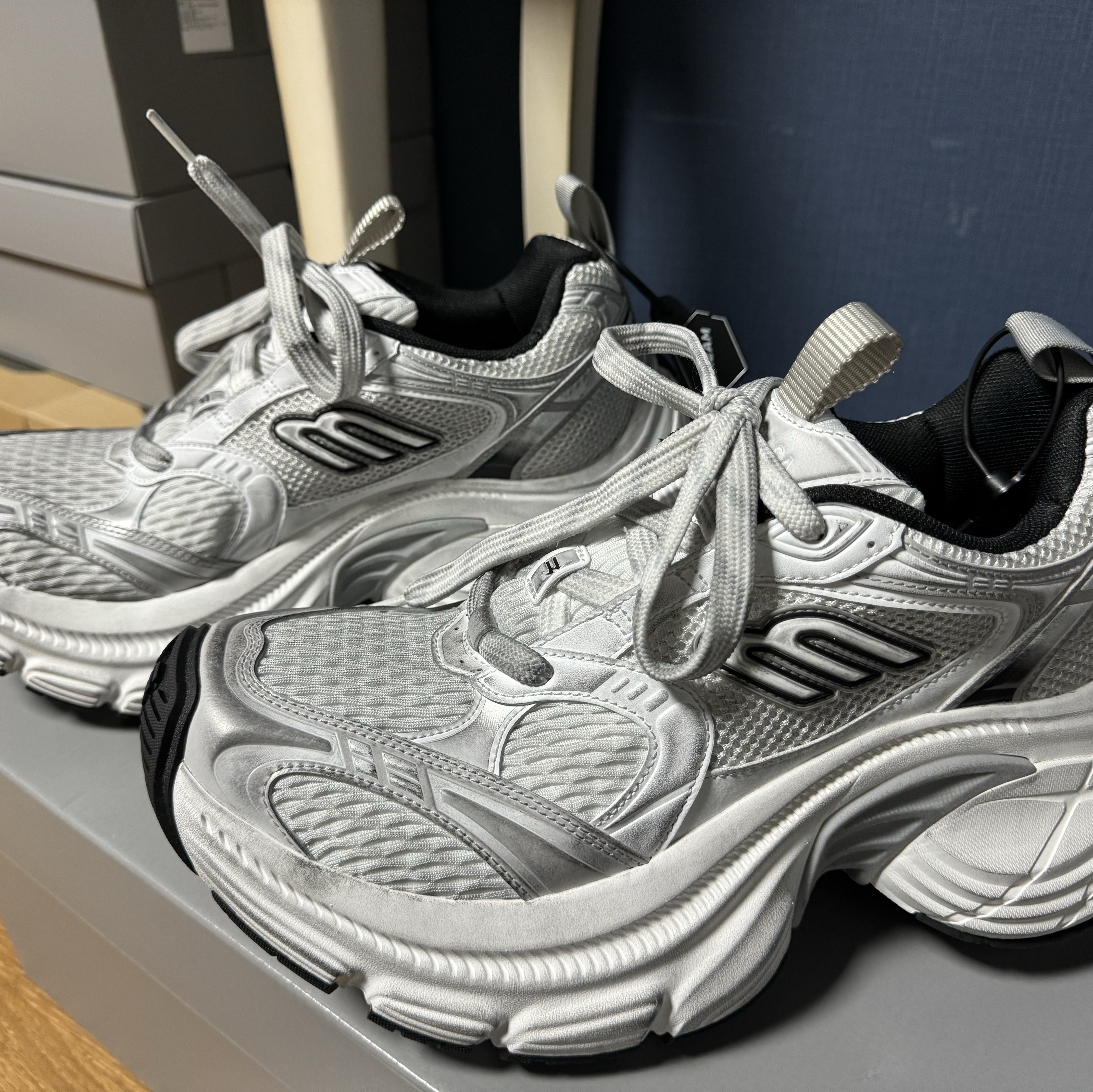 Balenciaga 10XL Sneakers White Grey Silver Black 착용 스타일 - 2