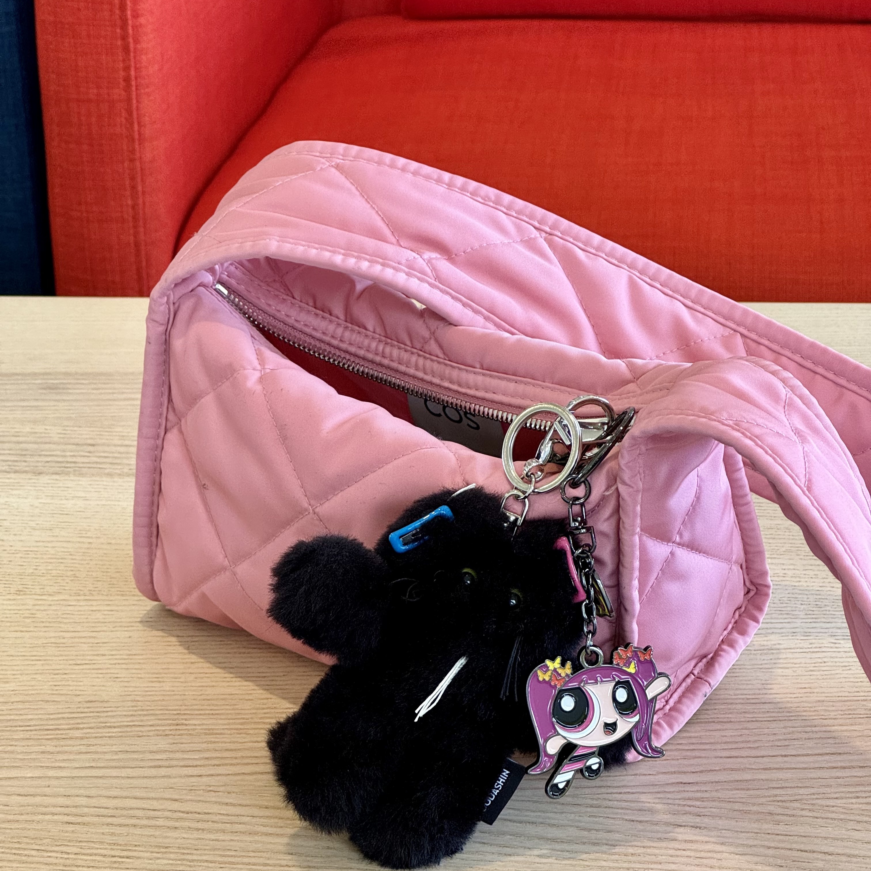 NewJeans x The Powerpuff Girls Metal Keyring Hanni, Godashin Cats Keyring Black 착용 스타일