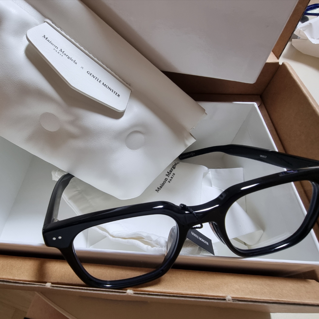 Gentle Monster x Maison Margiela MM117 Black Clear 착용 스타일 - 1
