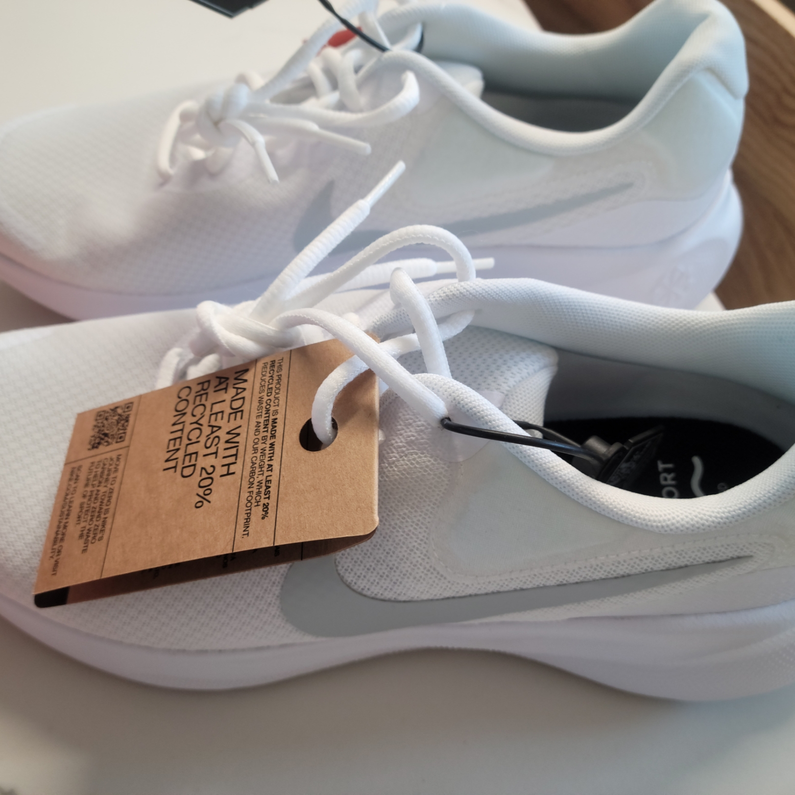 Nike Revolution 7 White 착용 스타일 - 1