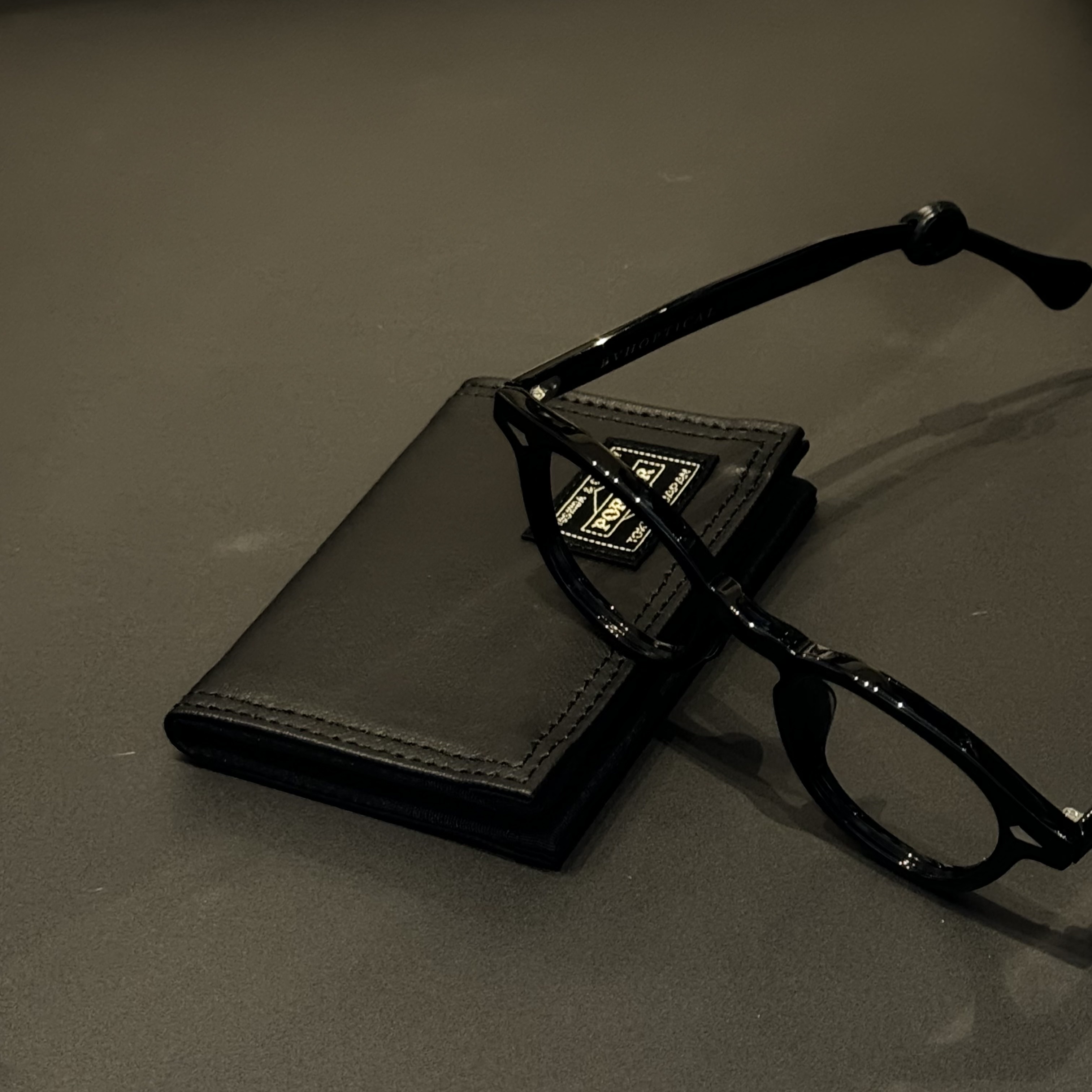 Porter Freestyle Pass Case Black 착용 스타일