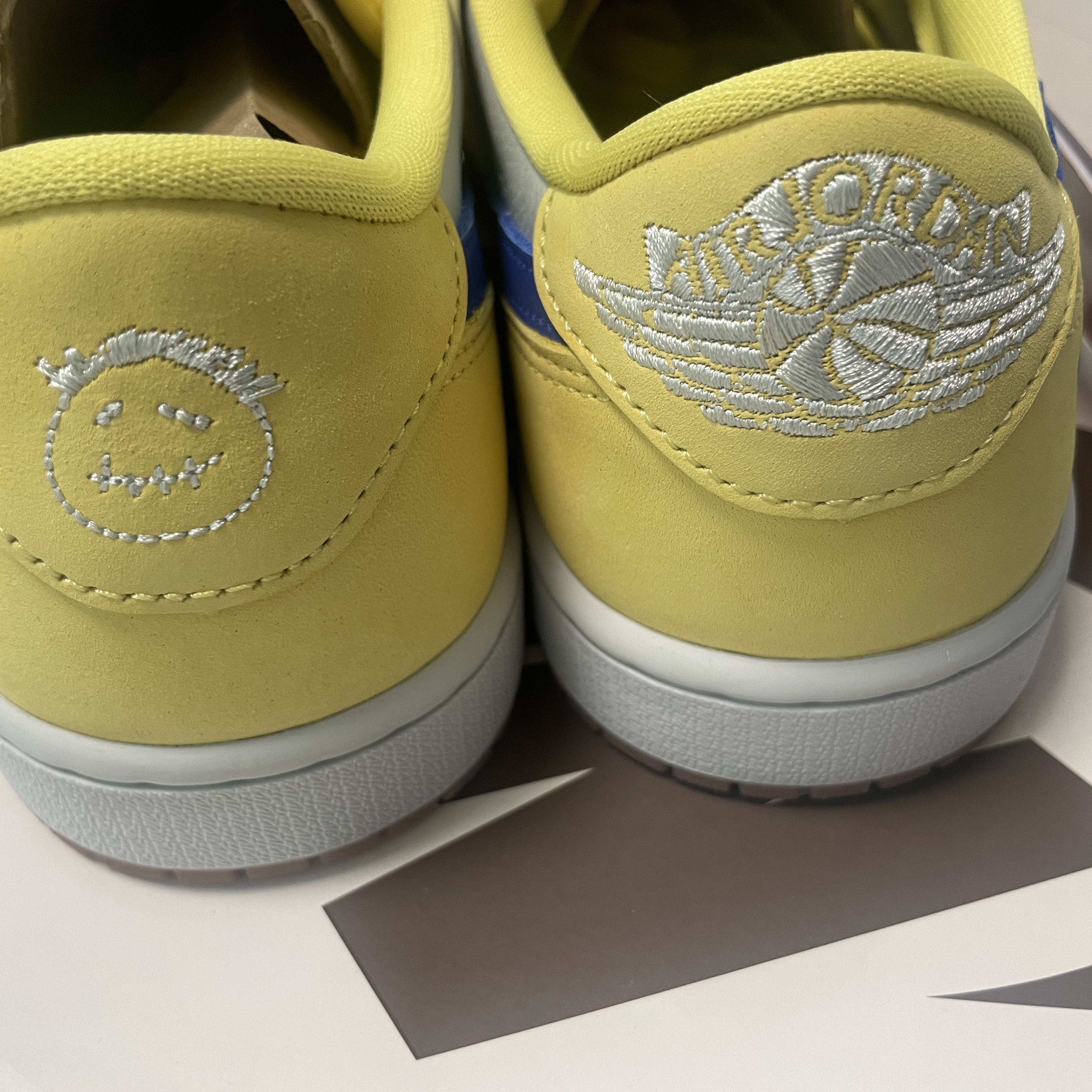 (W) Jordan 1 x Travis Scott Retro Low OG SP Canary 착용 스타일 - 6