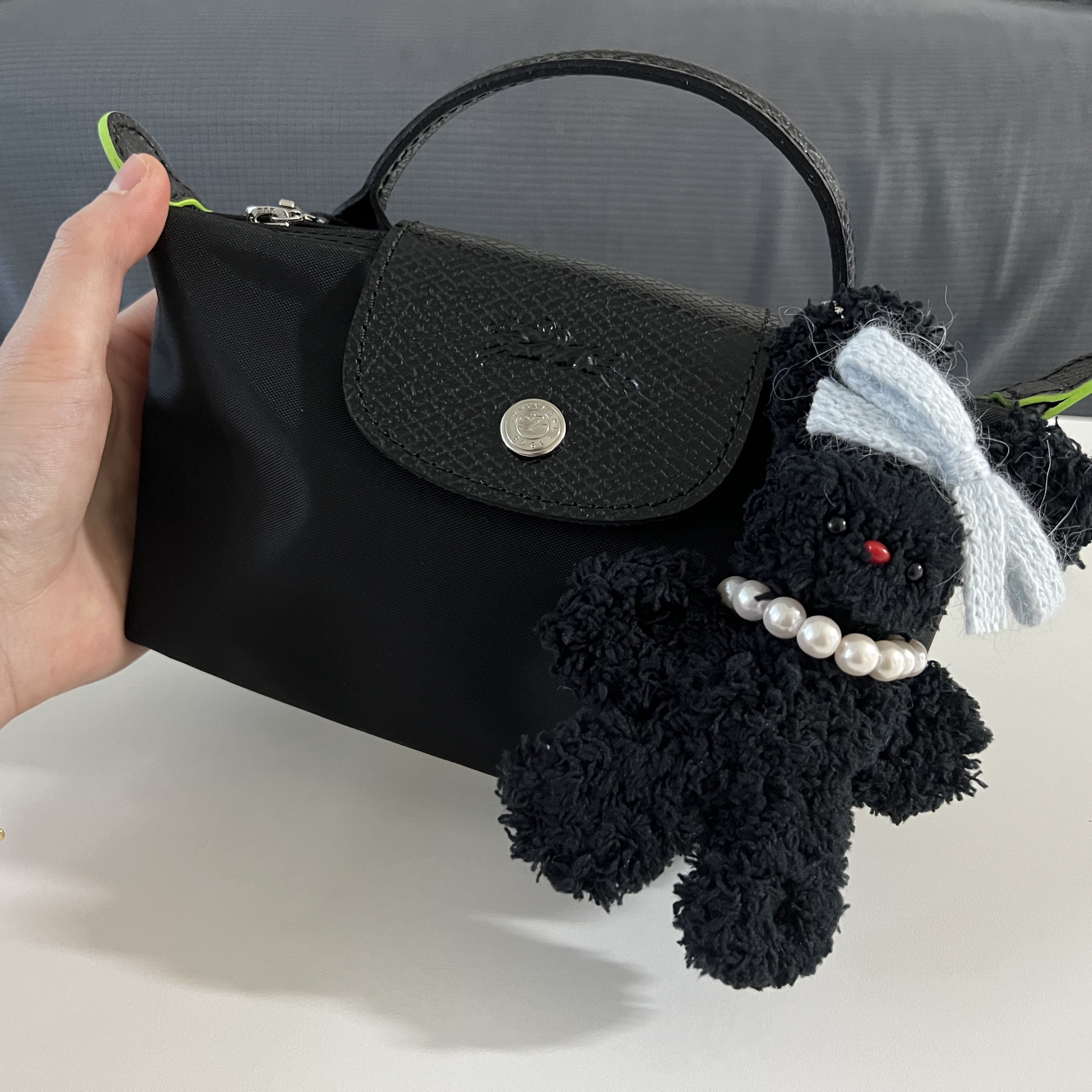 Longchamp Le Pliage Green Handle Pouch Black 착용 스타일