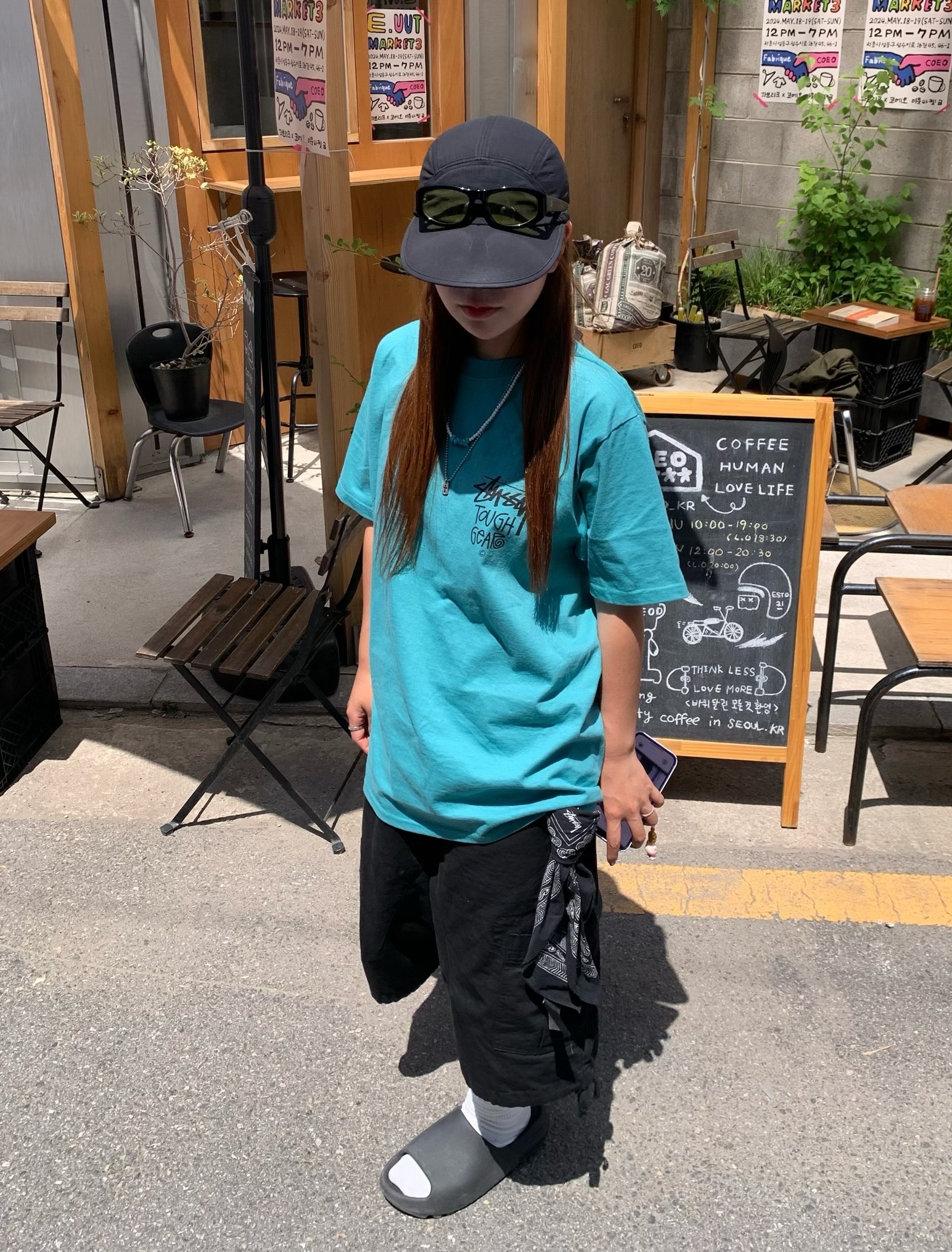 Stussy Tough Gear T-Shirt Ocean, Adidas Yeezy Slide Onyx 착용 스타일