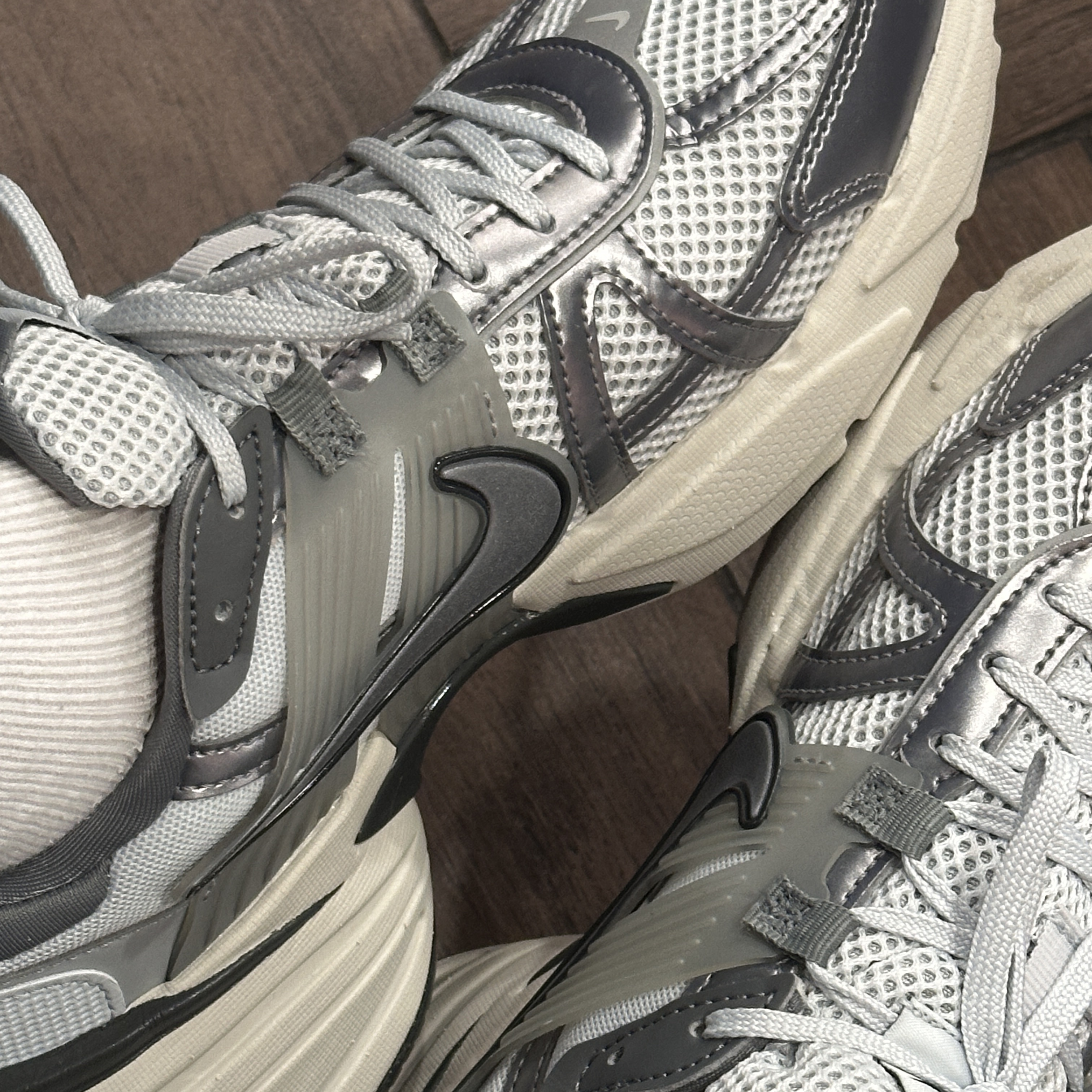 Nike V2K Run Pure Platinum Wolf Grey 착용 스타일 - 1