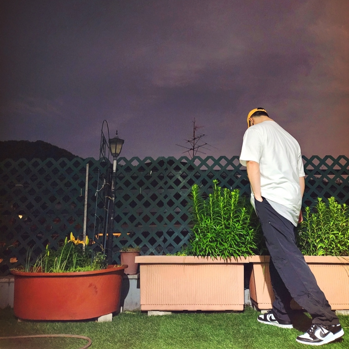 Stussy x Cactus Plant Flea Market International T-Shirt White, Nike Dunk Low Retro Black 착용 스타일 - 2