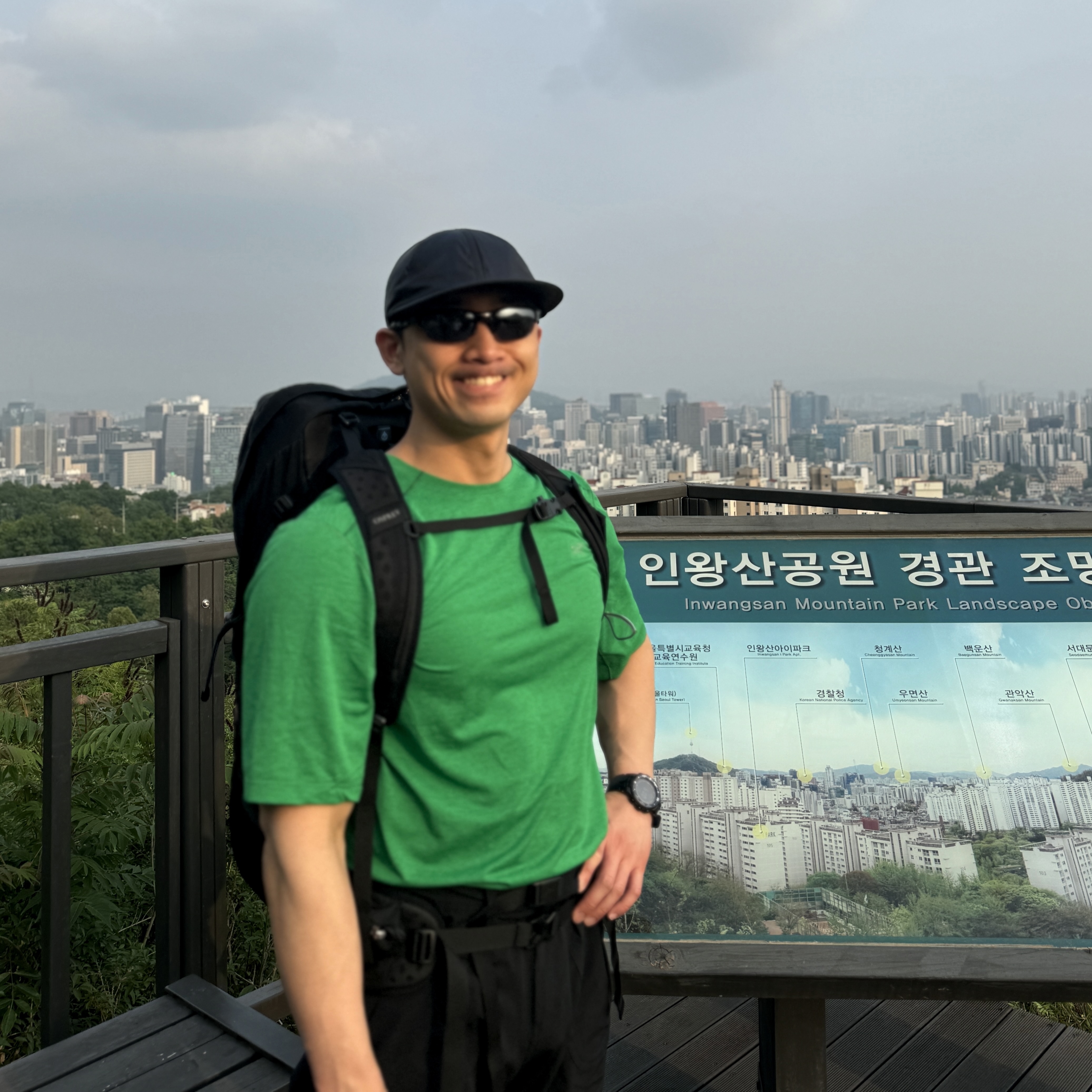 Arc'teryx Cormac Crew SS T-Shirt Forage, Oakley RadaLock Path Polished Black Frame Prizm Black Lenses Low Bridge Fit 착용 스타일 - 2