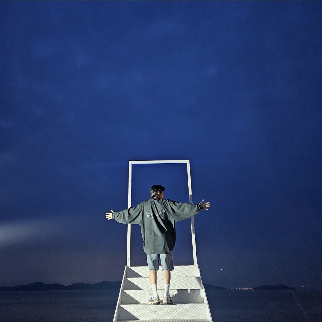 Yeezy Gap Engineered By Balenciaga Dove Long Sleeve T-Shirt Black, Nike Zoom Vomero 5 White Thunder Blue 착용 스타일 - 2