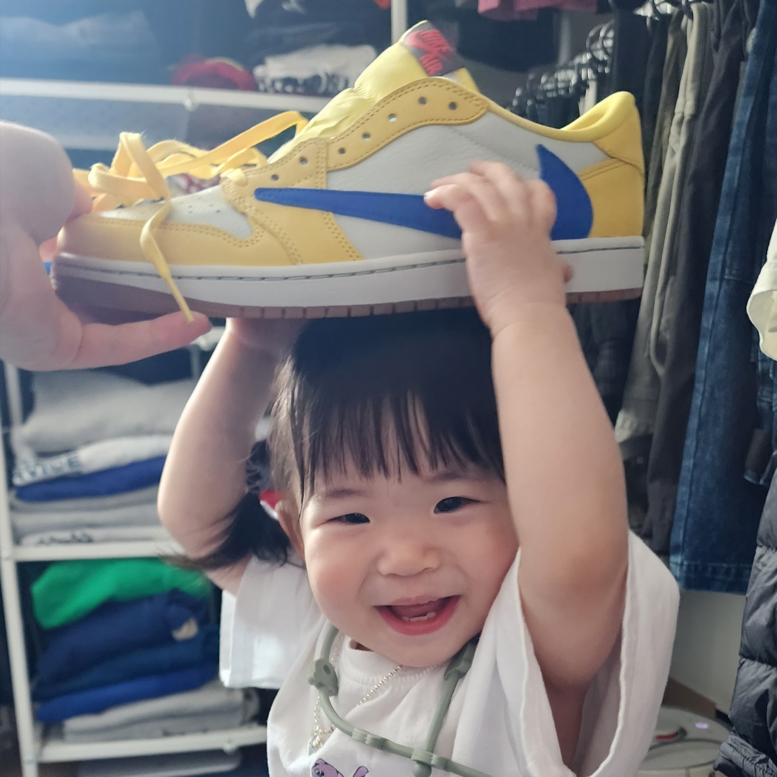 (W) Jordan 1 x Travis Scott Retro Low OG SP Canary 착용 스타일 - 2