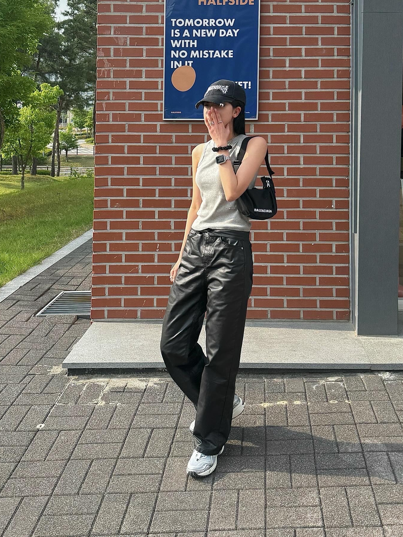 Asics Gel-1090 Piedmont Grey, Balenciaga DIY Metal Outline Cap in Black 착용 스타일 - 2