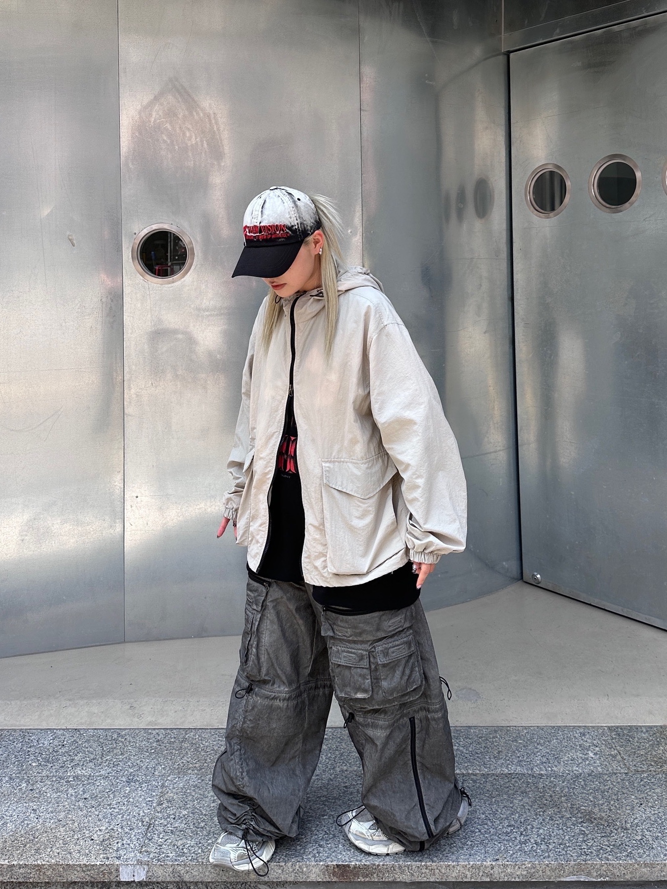 (W) Balenciaga 3XL Sneakers Light Beige, ETCE Fadeout Cap Black 착용 스타일 - 1
