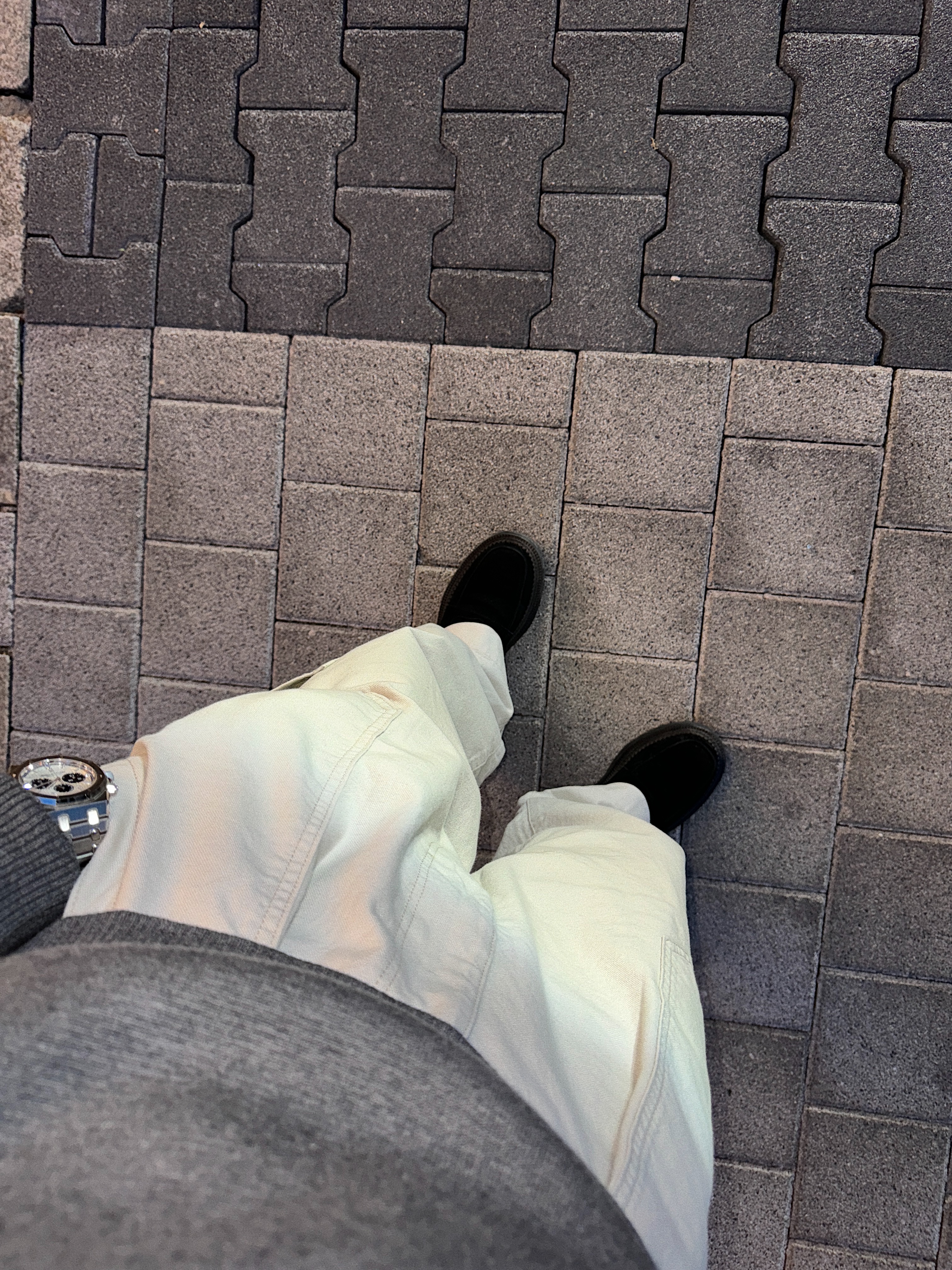 Thom Browne Milano Stitch 4-Bar Crewneck Pullover Knit Medium Grey, STU Suede Peny Loafers Black 착용 스타일 - 3