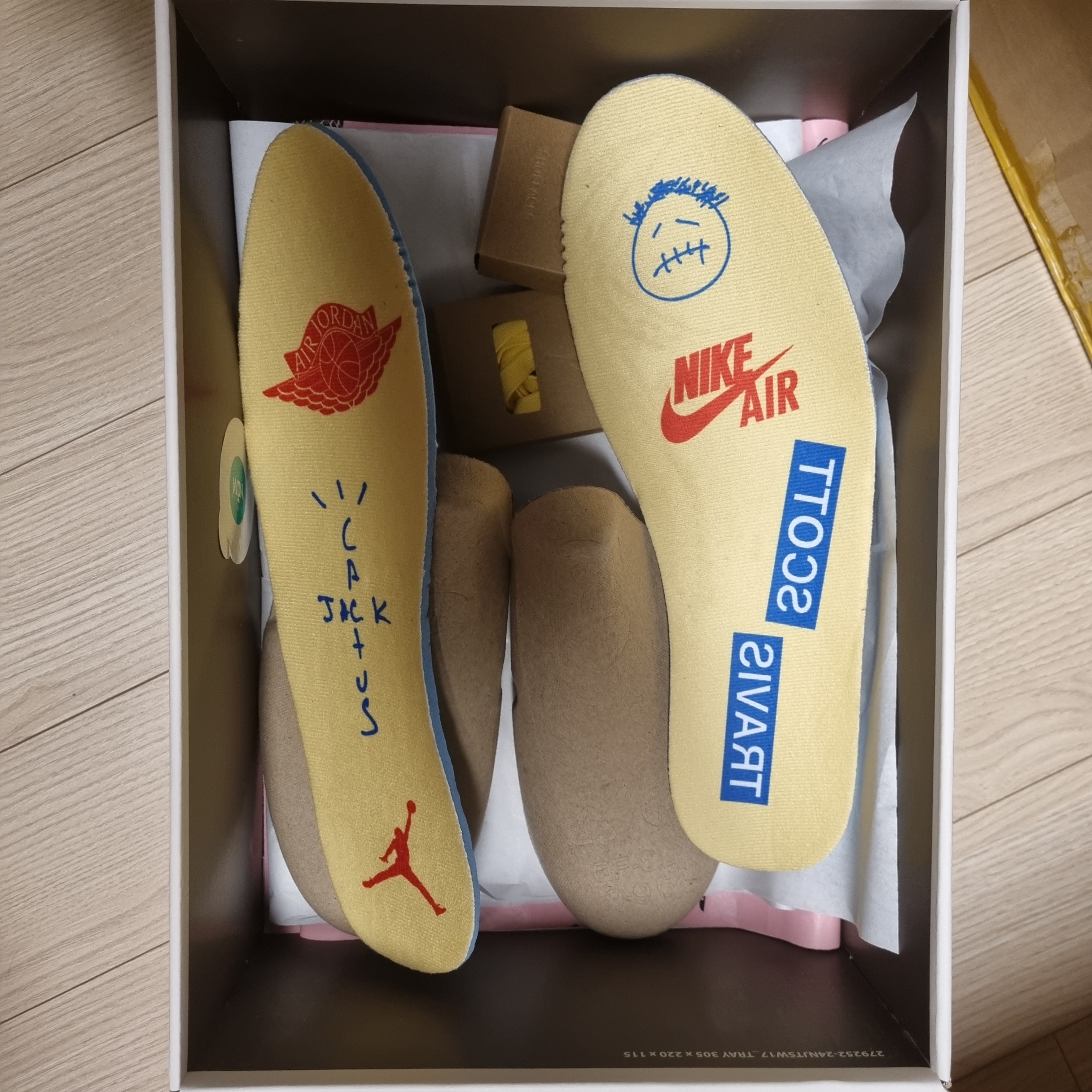(W) Jordan 1 x Travis Scott Retro Low OG SP Canary, Palace Arms T-Shirt Light Purple - 23FW 착용 스타일 - 4