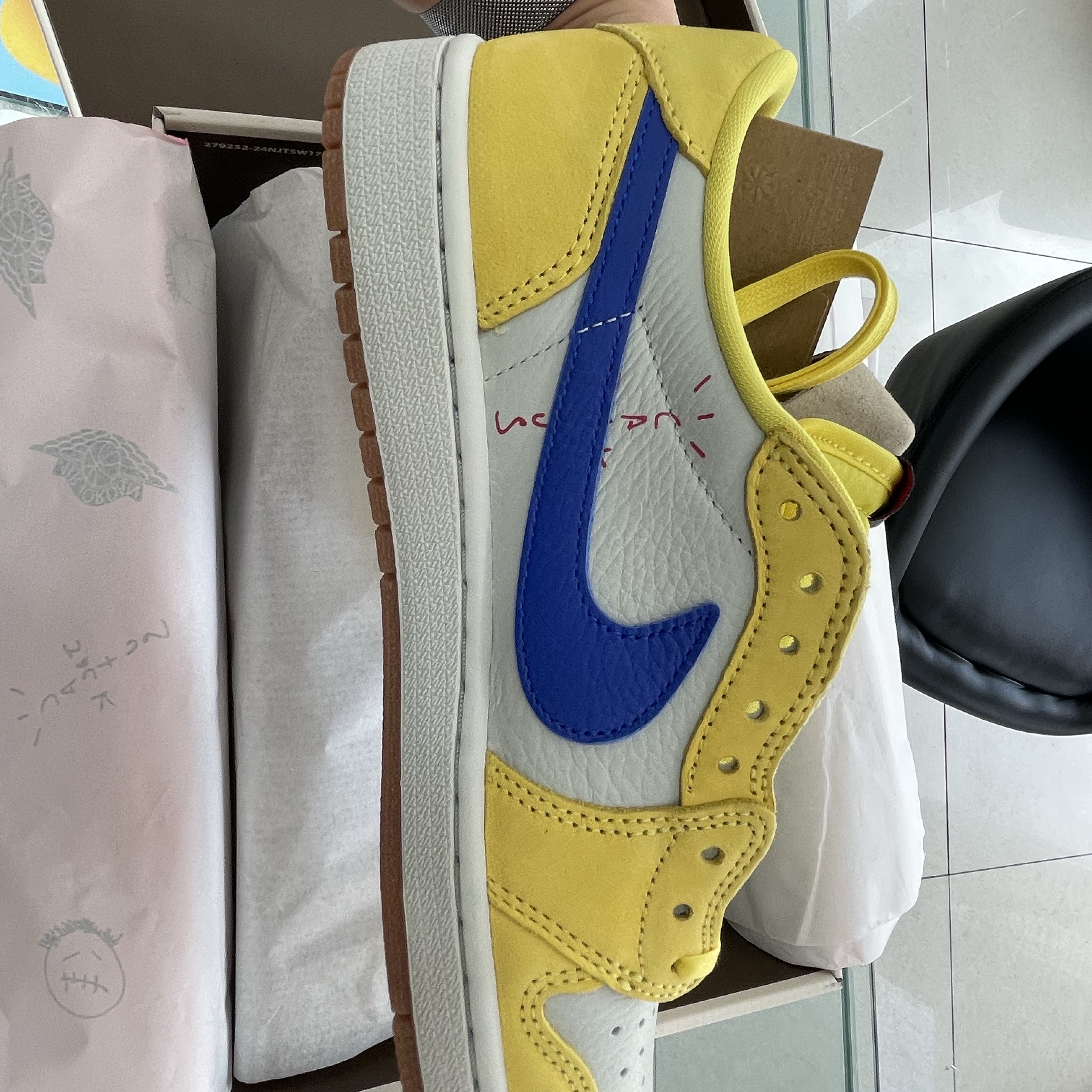 (W) Jordan 1 x Travis Scott Retro Low OG SP Canary 착용 스타일 - 1