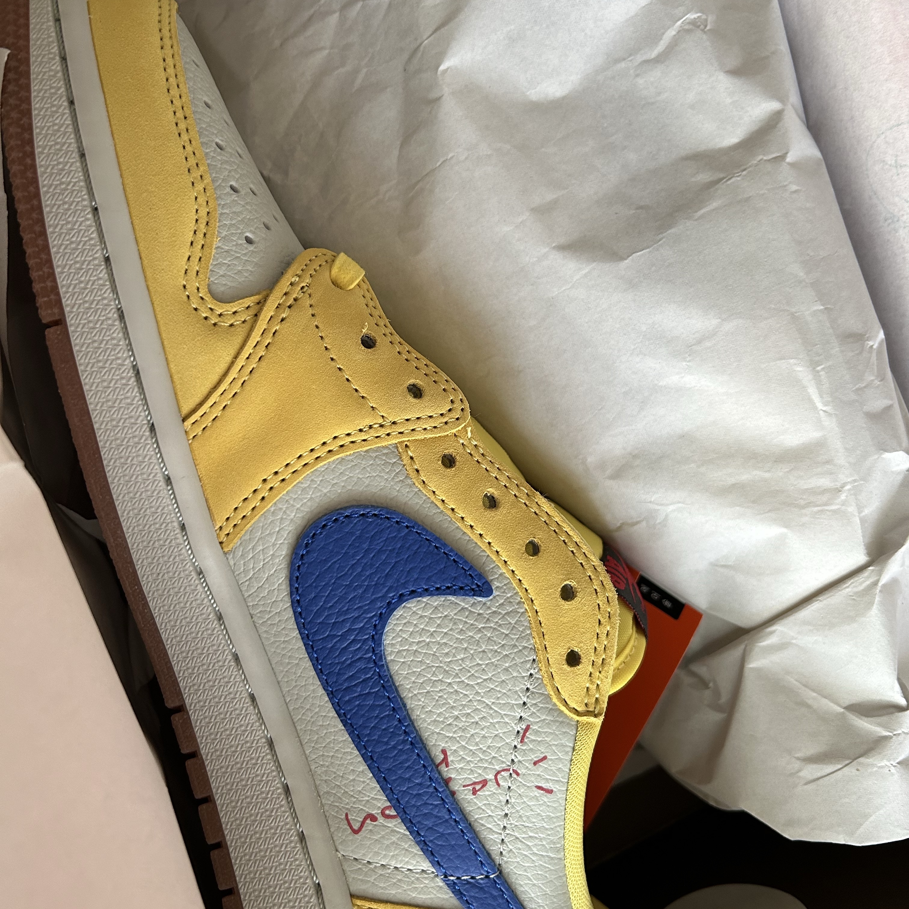 (W) Jordan 1 x Travis Scott Retro Low OG SP Canary 착용 스타일