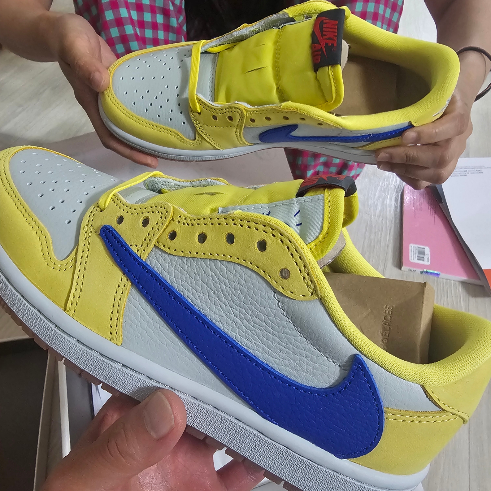(W) Jordan 1 x Travis Scott Retro Low OG SP Canary 착용 스타일