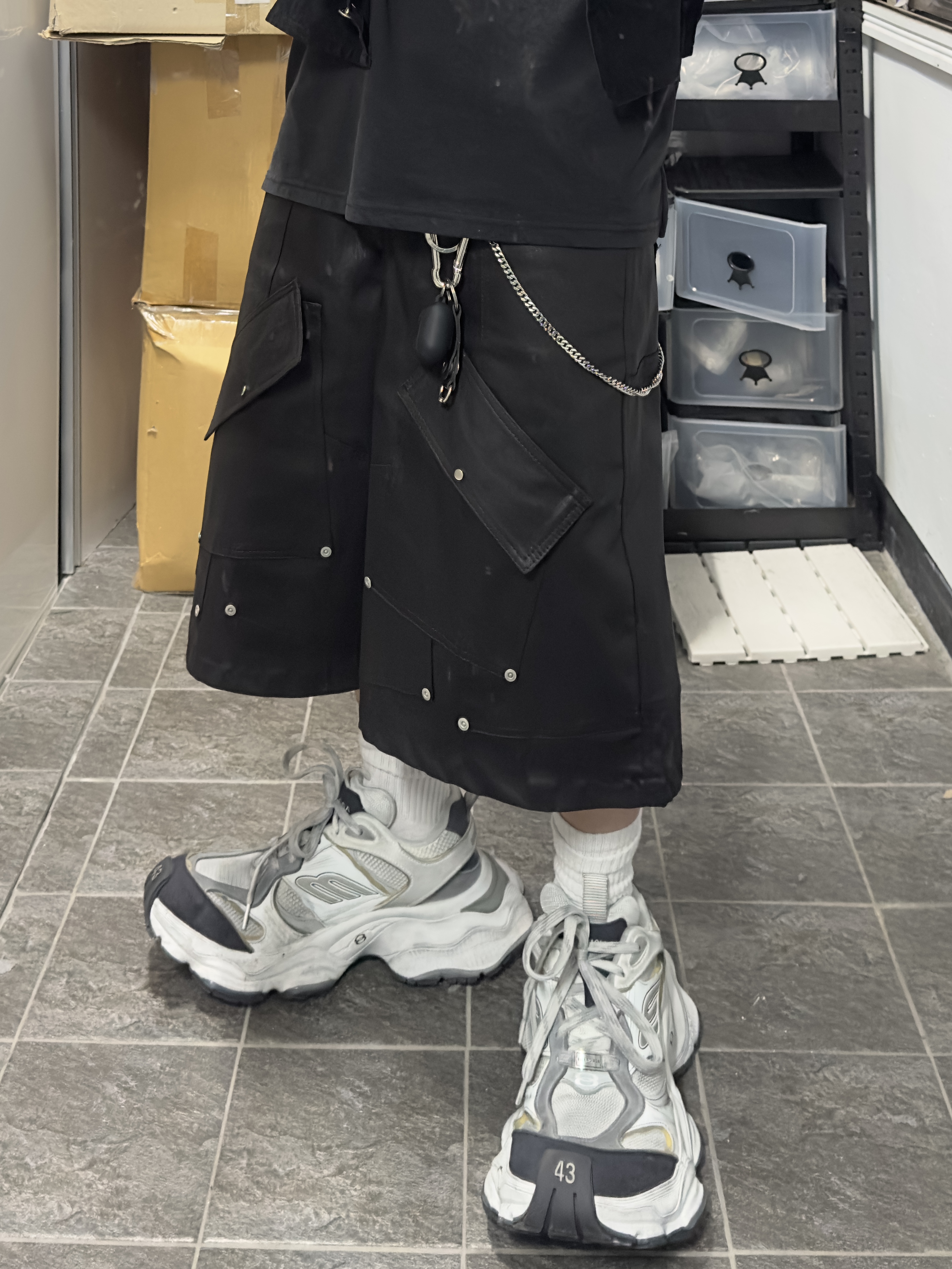 Balenciaga Cargo Sneakers White Grey 착용 스타일 - 2