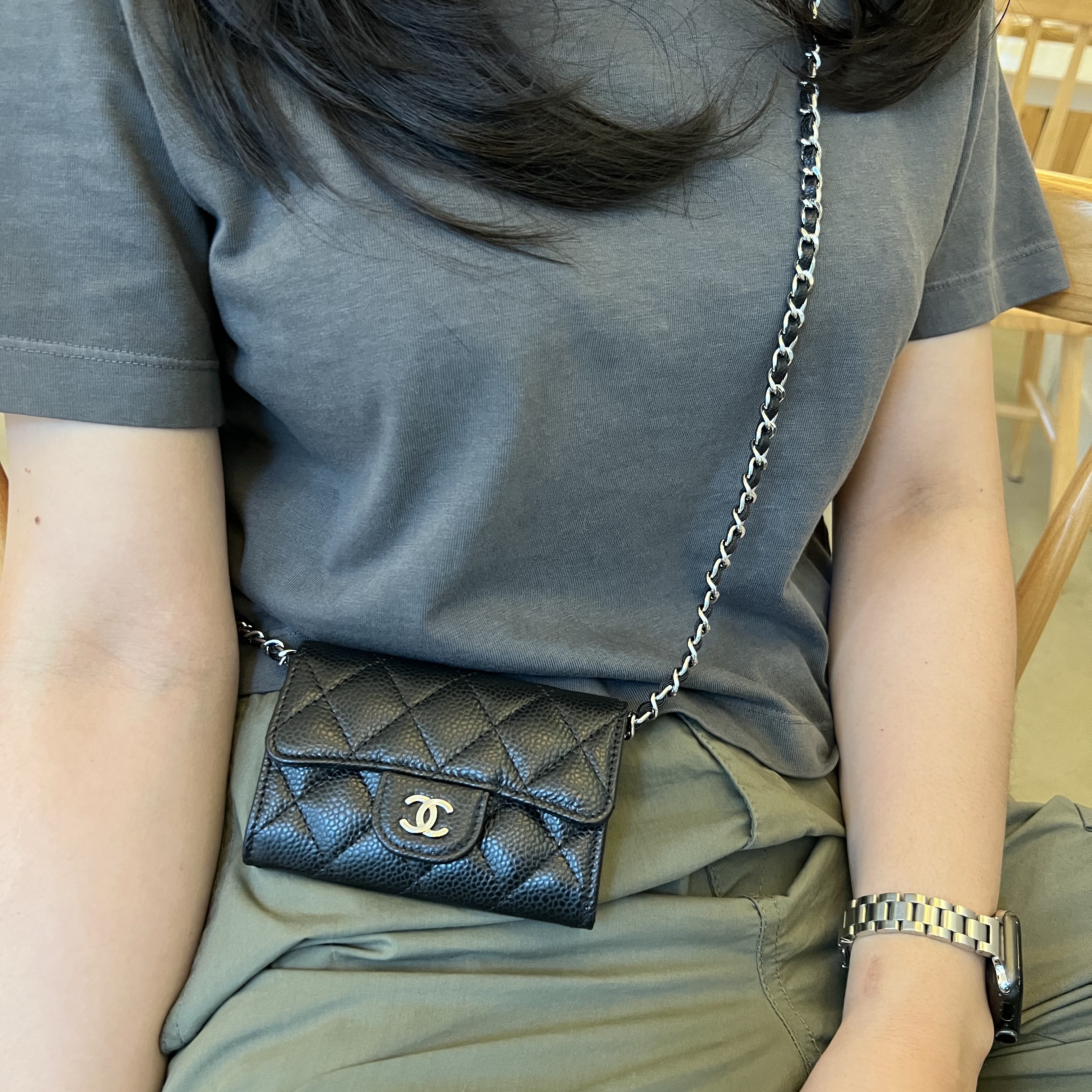 Chanel Classic Card Holder Grained Calfskin & Silver Black 착용 스타일