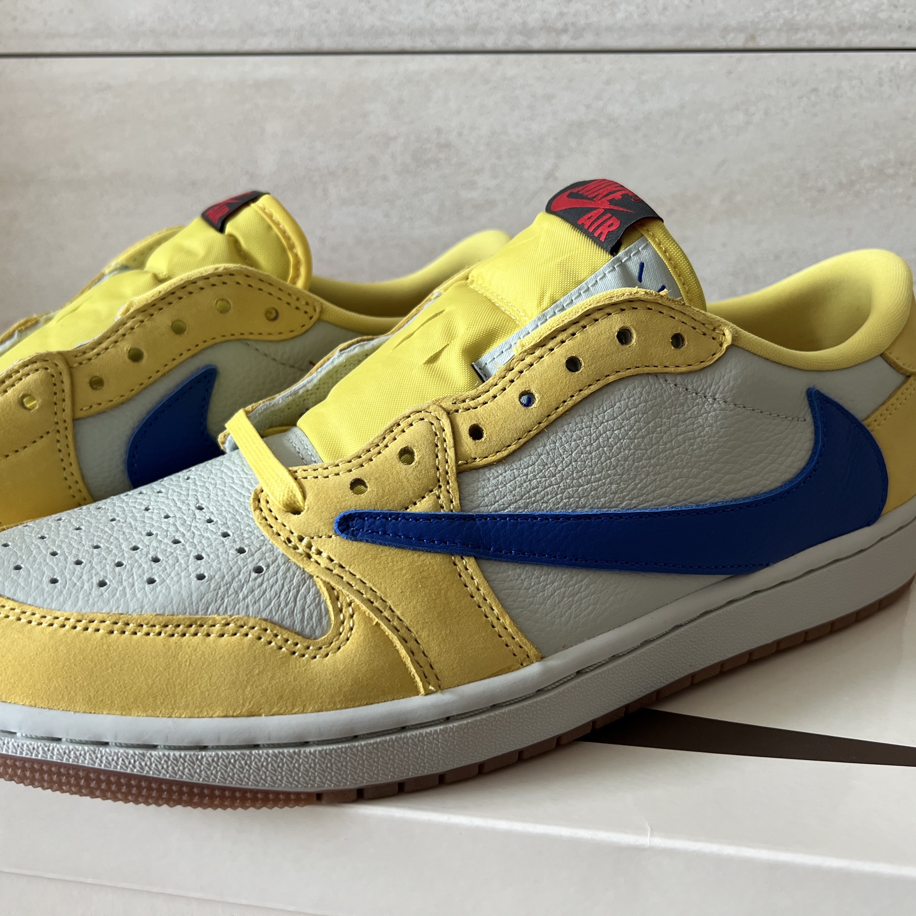 (W) Jordan 1 x Travis Scott Retro Low OG SP Canary 착용 스타일 - 2
