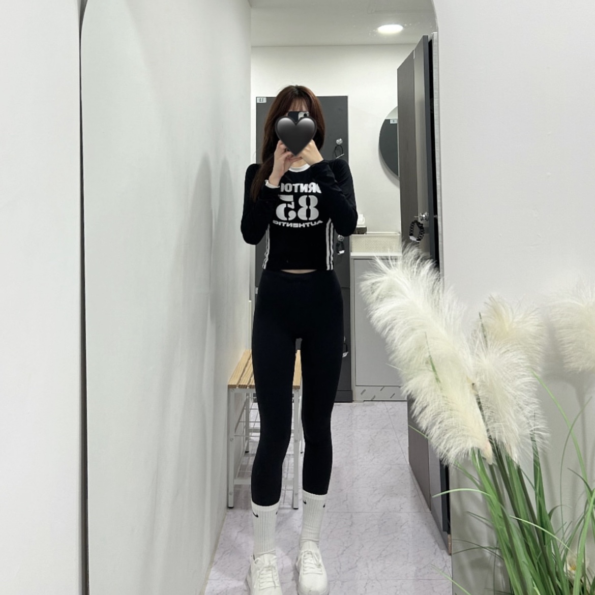 BORN TO WIN 85 Crop Raglan Longsleeve Black 착용 스타일