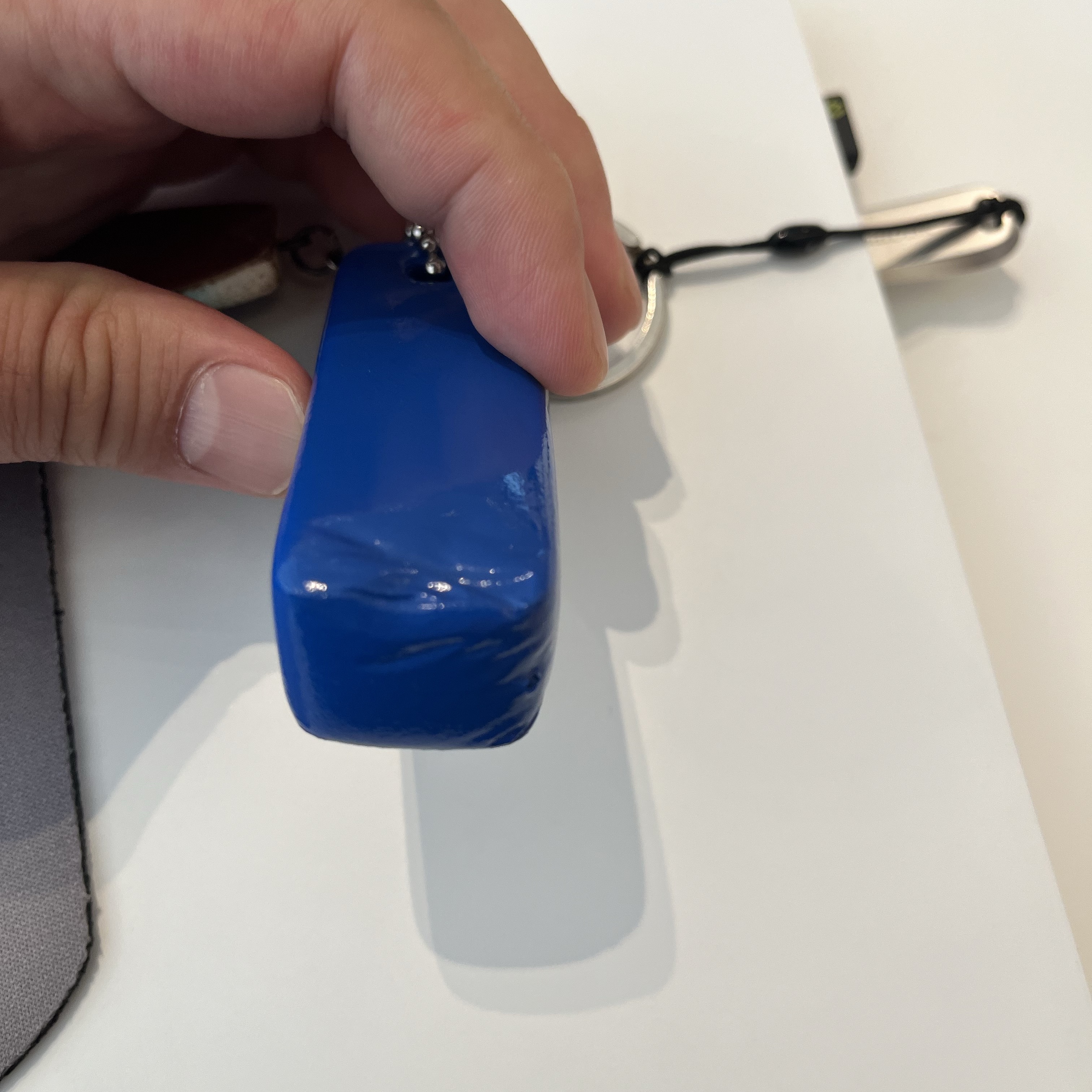 Supreme Floating Keychain Faded Blue - 23FW 착용 스타일 - 4