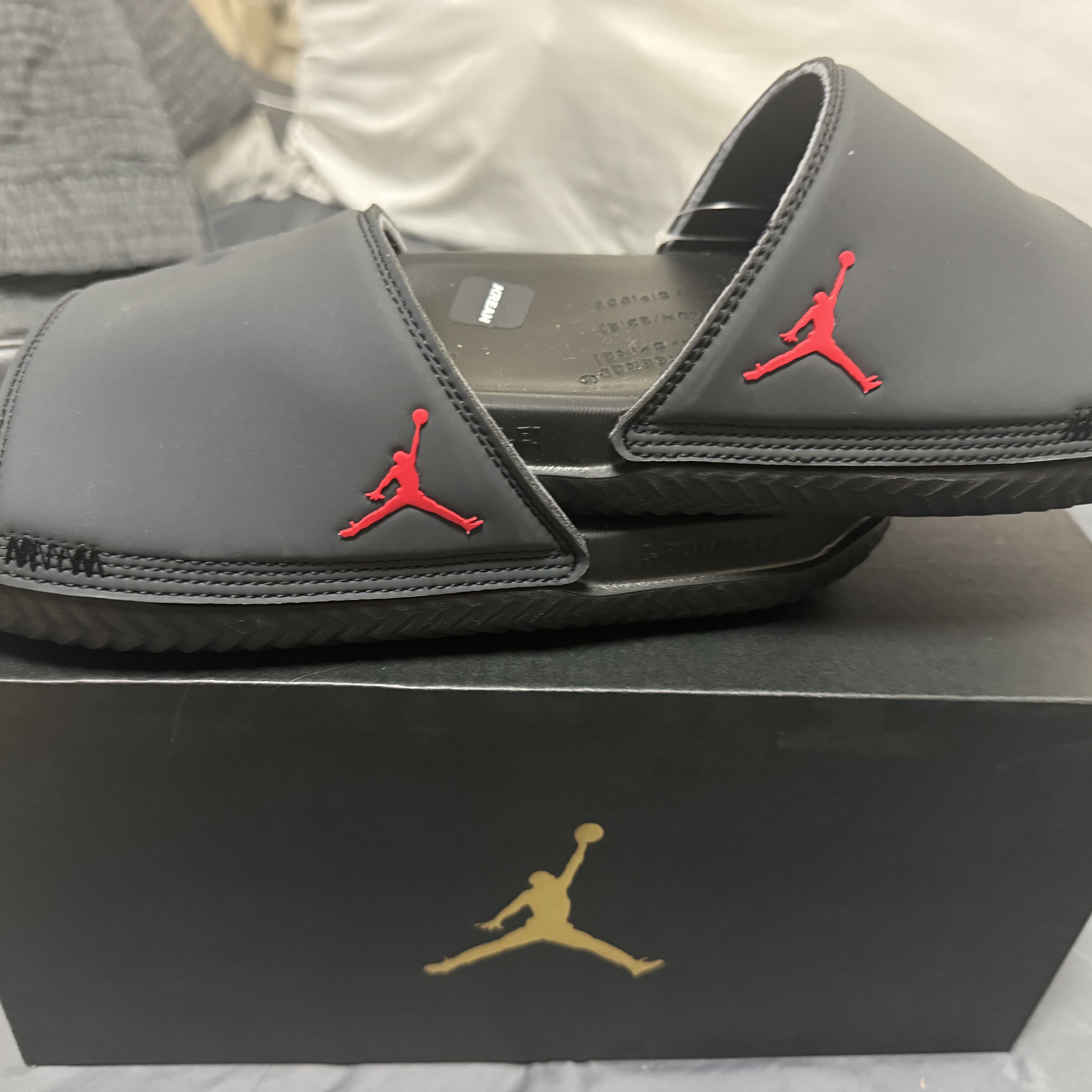 Jordan Play Slide Anthracite University Red 착용 스타일