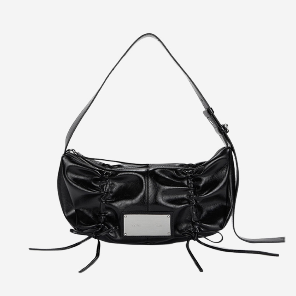 Matin Kim Half Shirring Ribbon Round Bag Black 착용 스타일