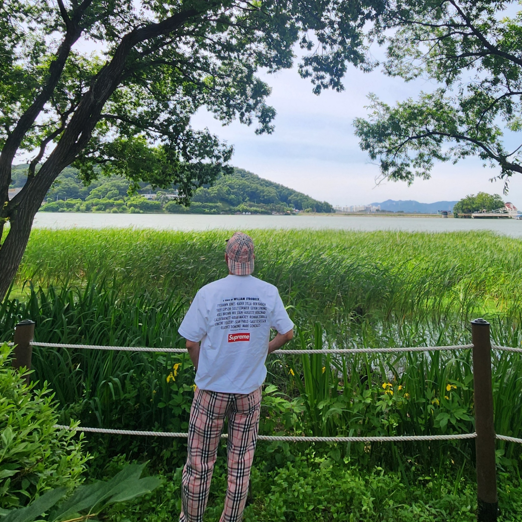 Supreme x Burberry Regular Jean Pink - 22SS, Supreme x Burberry Denim 6-Panel Pink - 22SS 착용 스타일 - 2