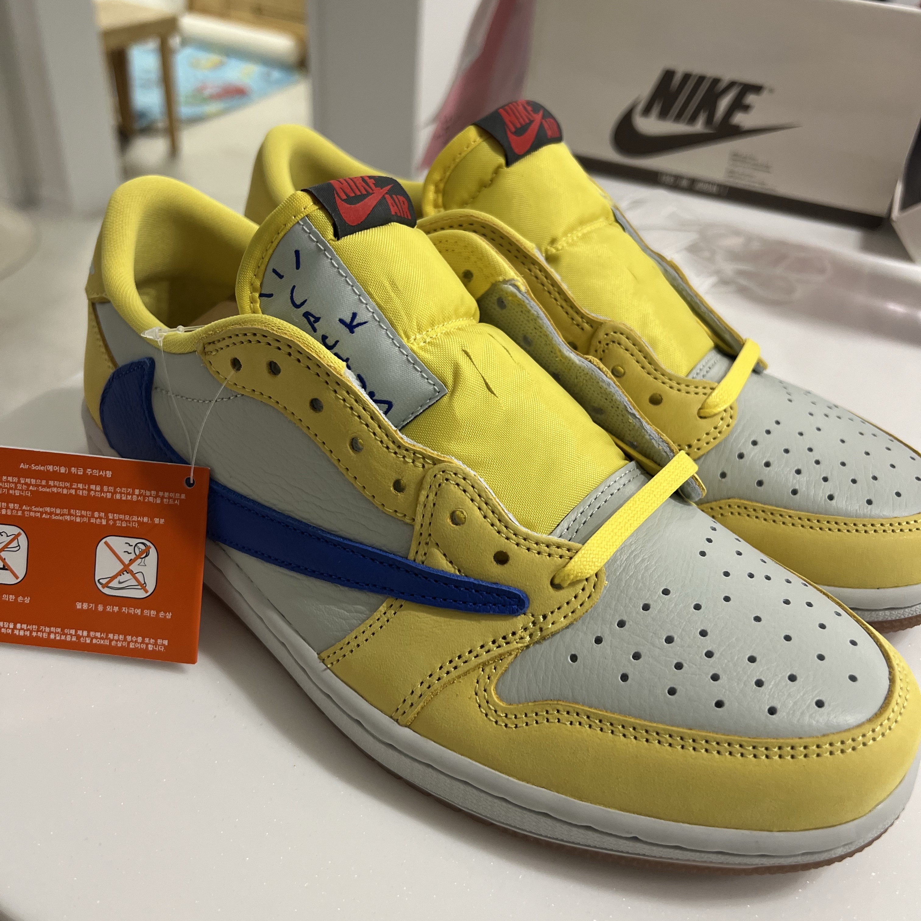 (W) Jordan 1 x Travis Scott Retro Low OG SP Canary 착용 스타일 - 1