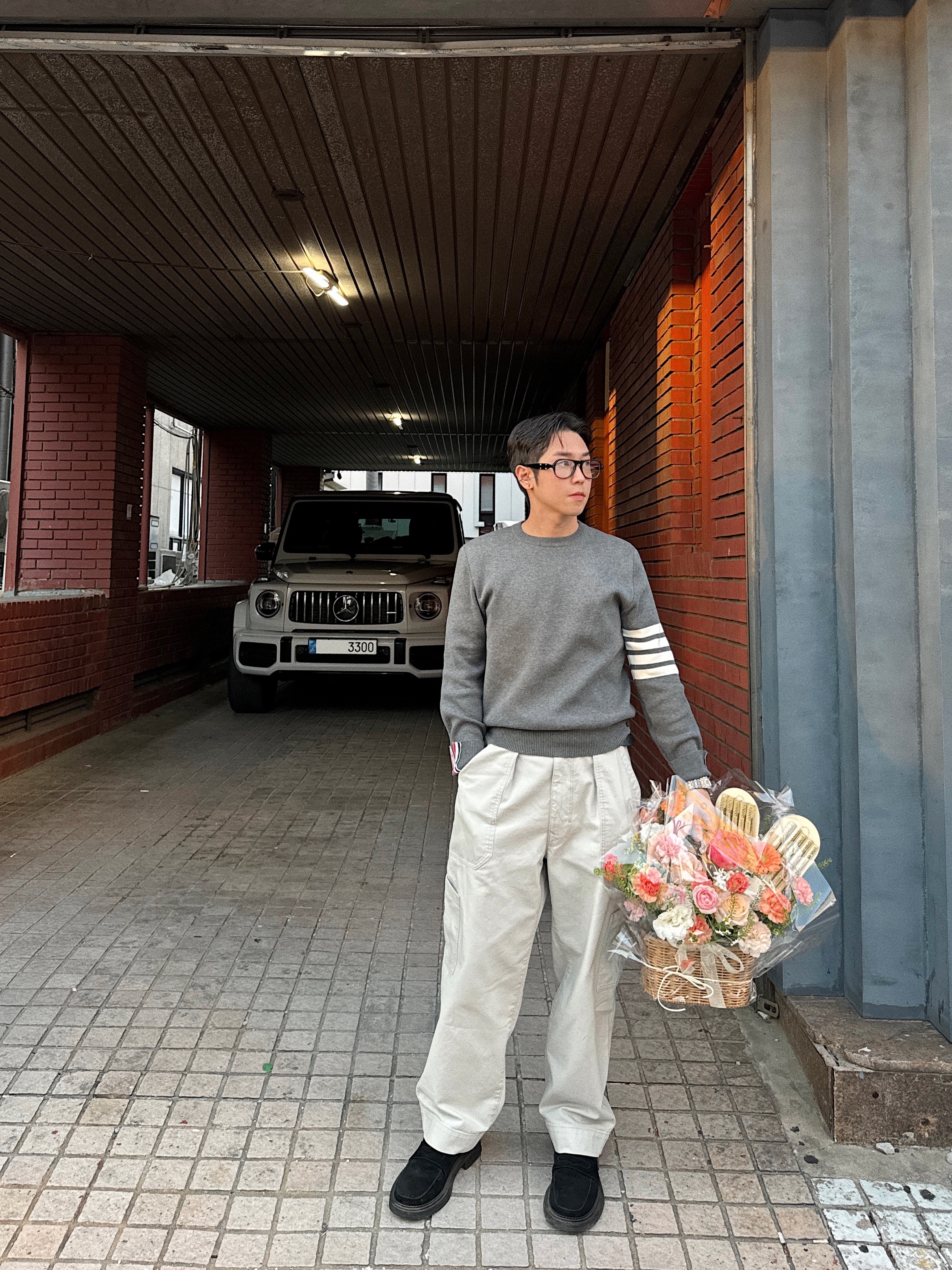 Thom Browne Milano Stitch 4-Bar Crewneck Pullover Knit Medium Grey, STU Suede Peny Loafers Black 착용 스타일 - 1