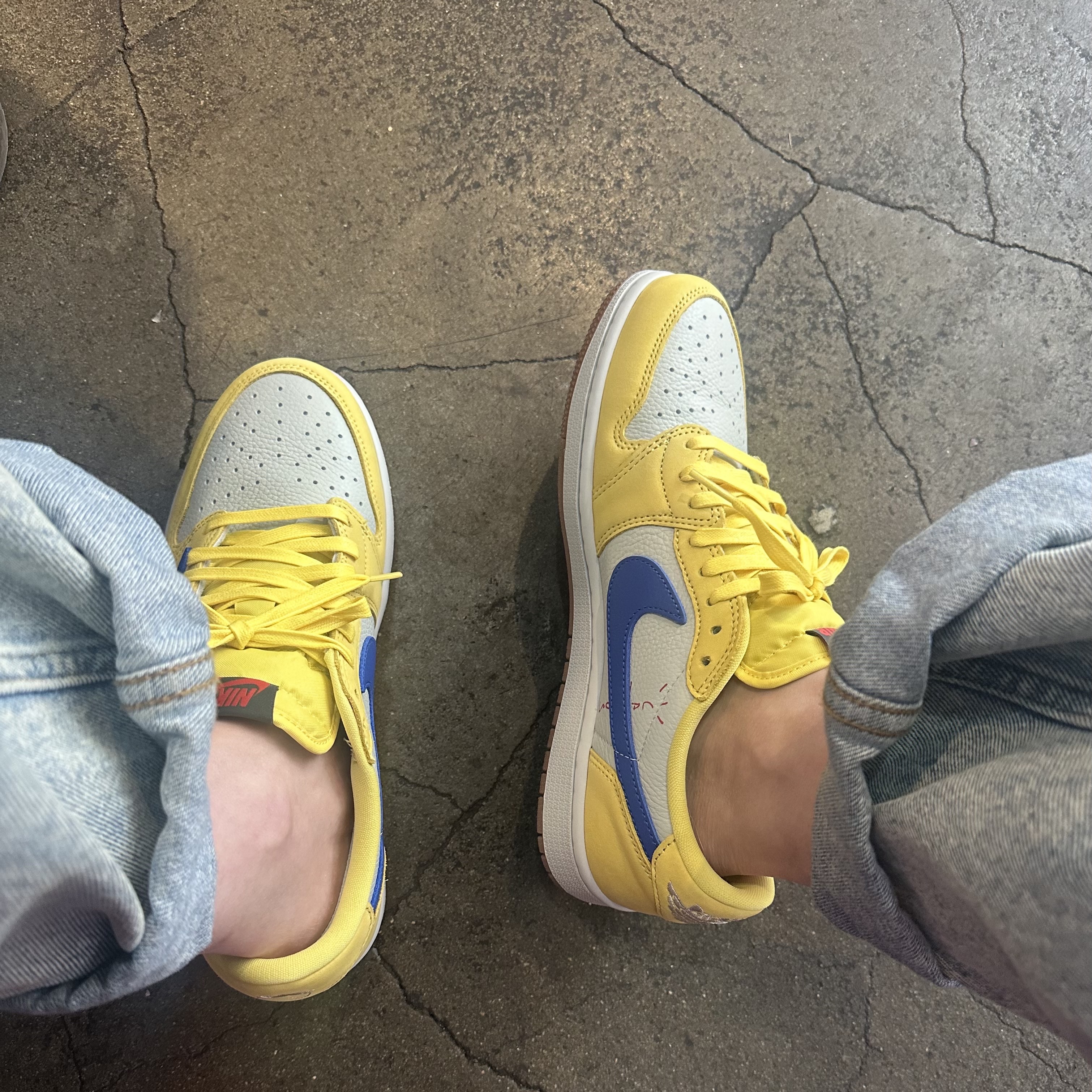 (W) Jordan 1 x Travis Scott Retro Low OG SP Canary 착용 스타일