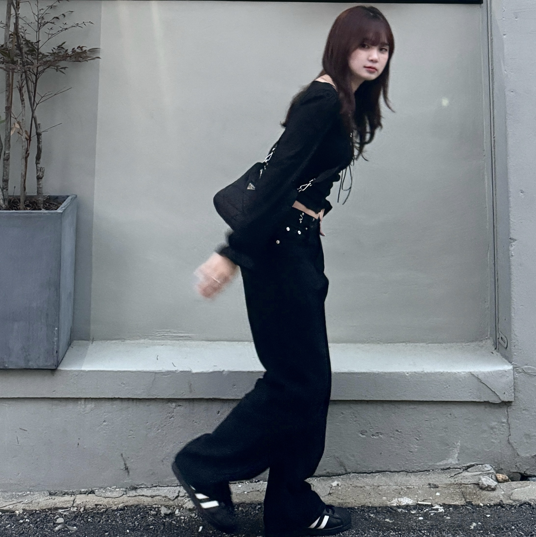 Adidas Superstar Core Black White 착용 스타일 - 2