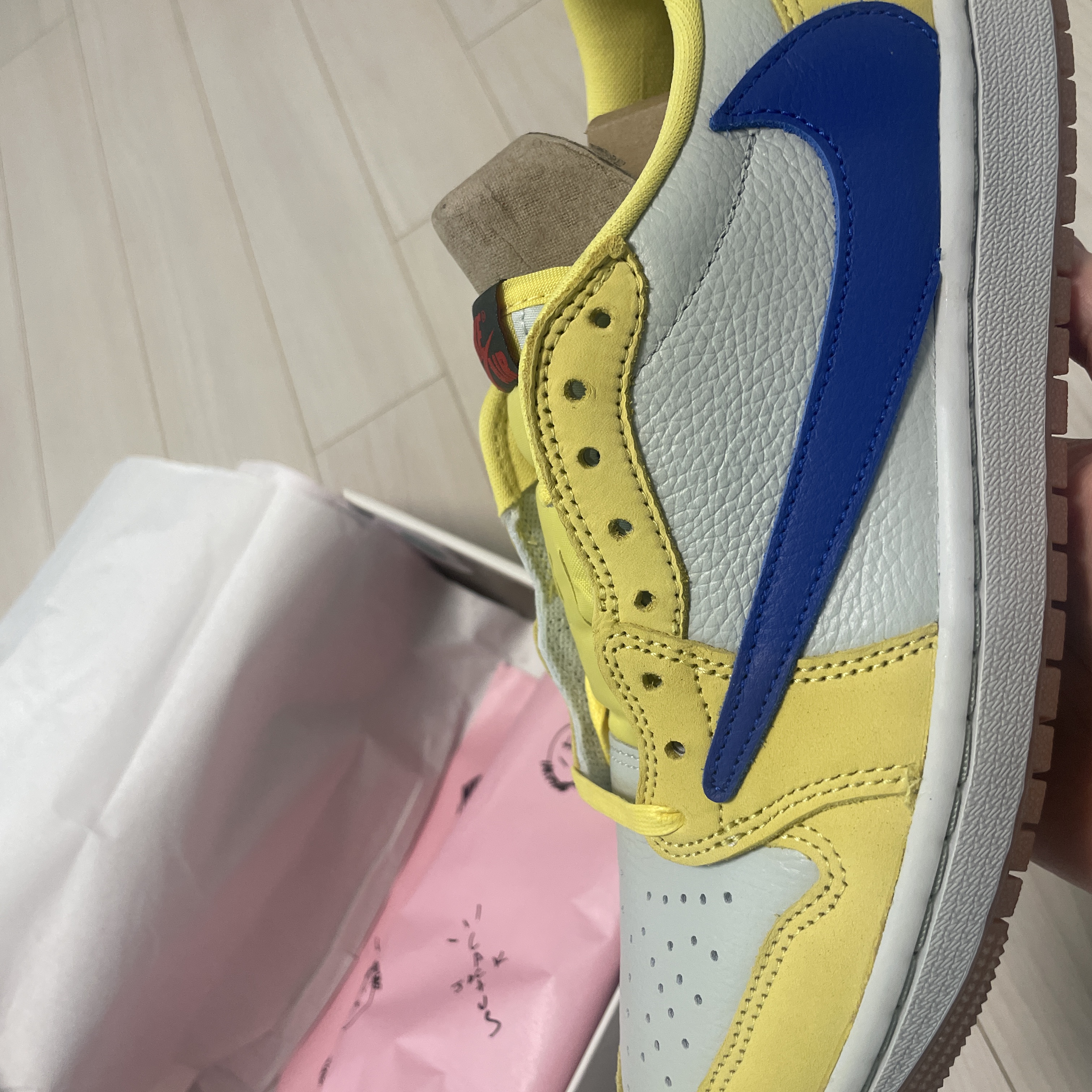 (W) Jordan 1 x Travis Scott Retro Low OG SP Canary 착용 스타일 - 4