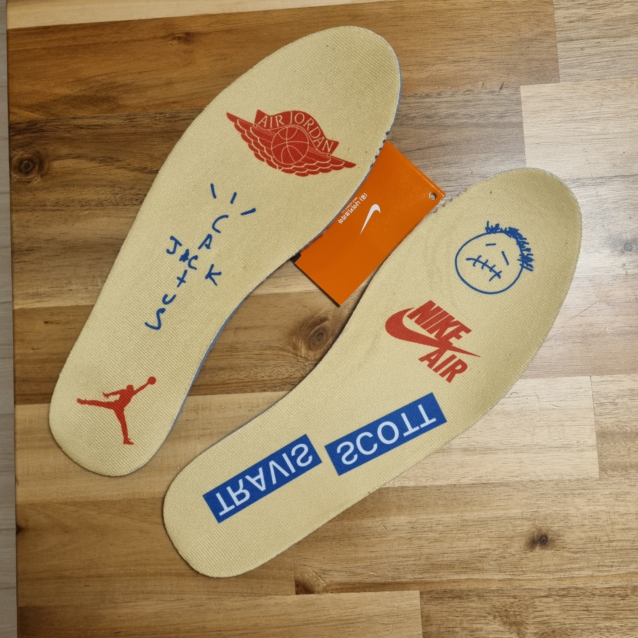 (W) Jordan 1 x Travis Scott Retro Low OG SP Canary, Palace Arms T-Shirt Light Purple - 23FW 착용 스타일 - 3