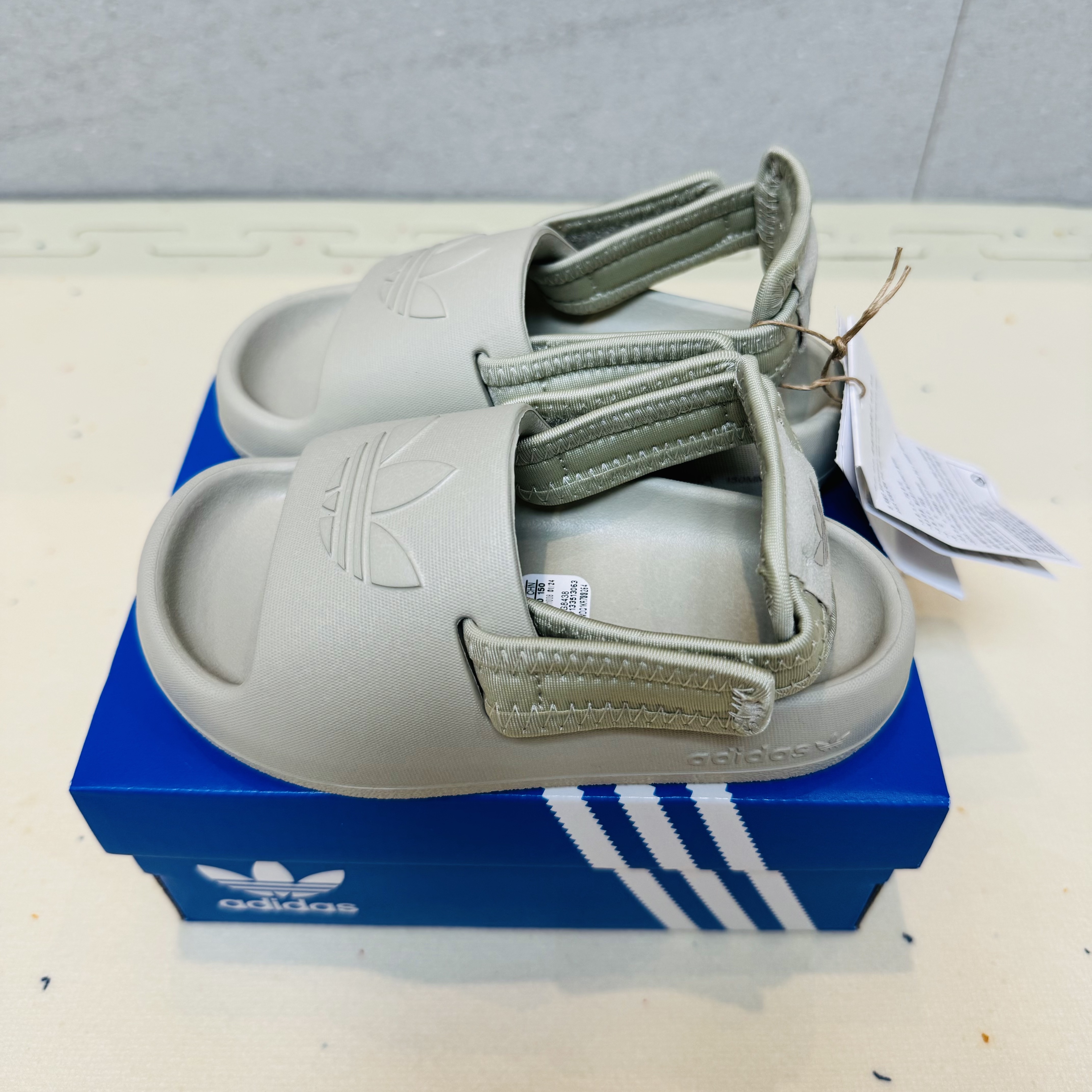 (J) Adidas Adifom Adilette Slides Putty Grey 착용 스타일 - 2