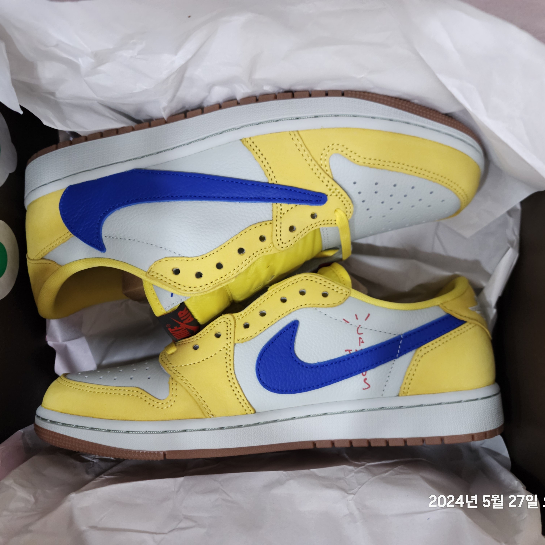 (W) Jordan 1 x Travis Scott Retro Low OG SP Canary 착용 스타일 - 3