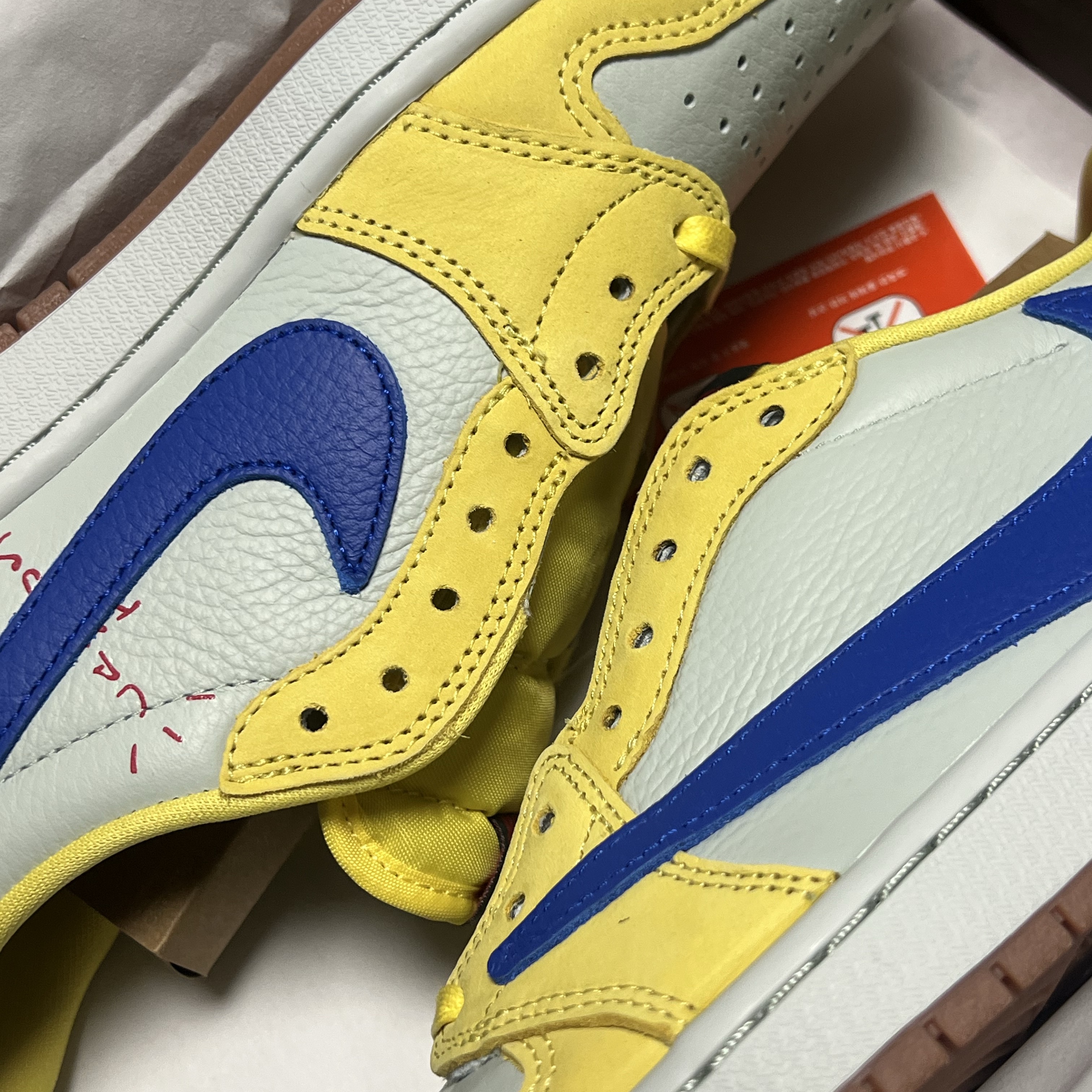 (W) Jordan 1 x Travis Scott Retro Low OG SP Canary 착용 스타일 - 2