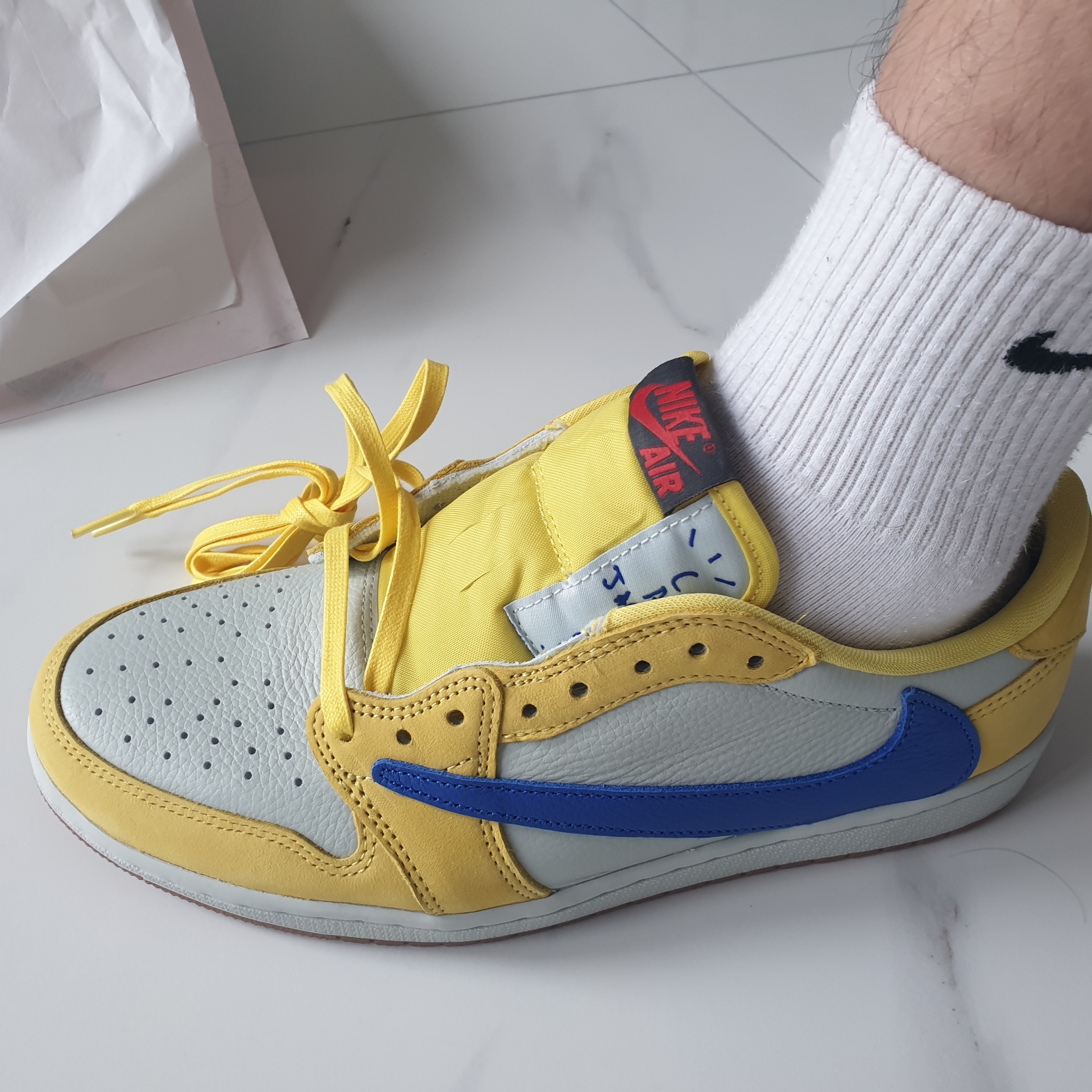 (W) Jordan 1 x Travis Scott Retro Low OG SP Canary 착용 스타일 - 4