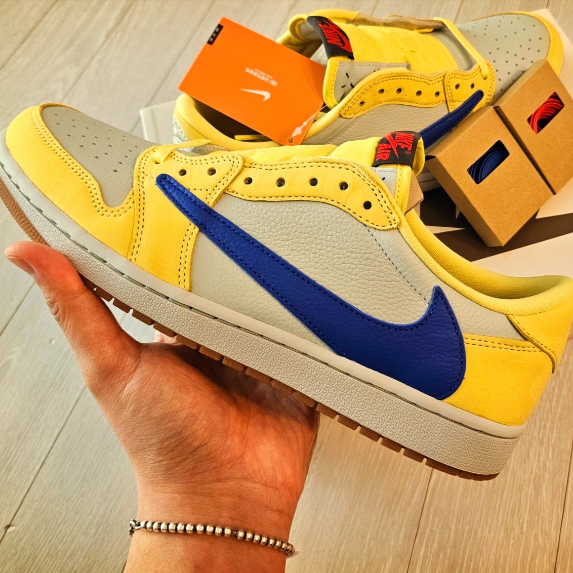 (W) Jordan 1 x Travis Scott Retro Low OG SP Canary 착용 스타일 - 1